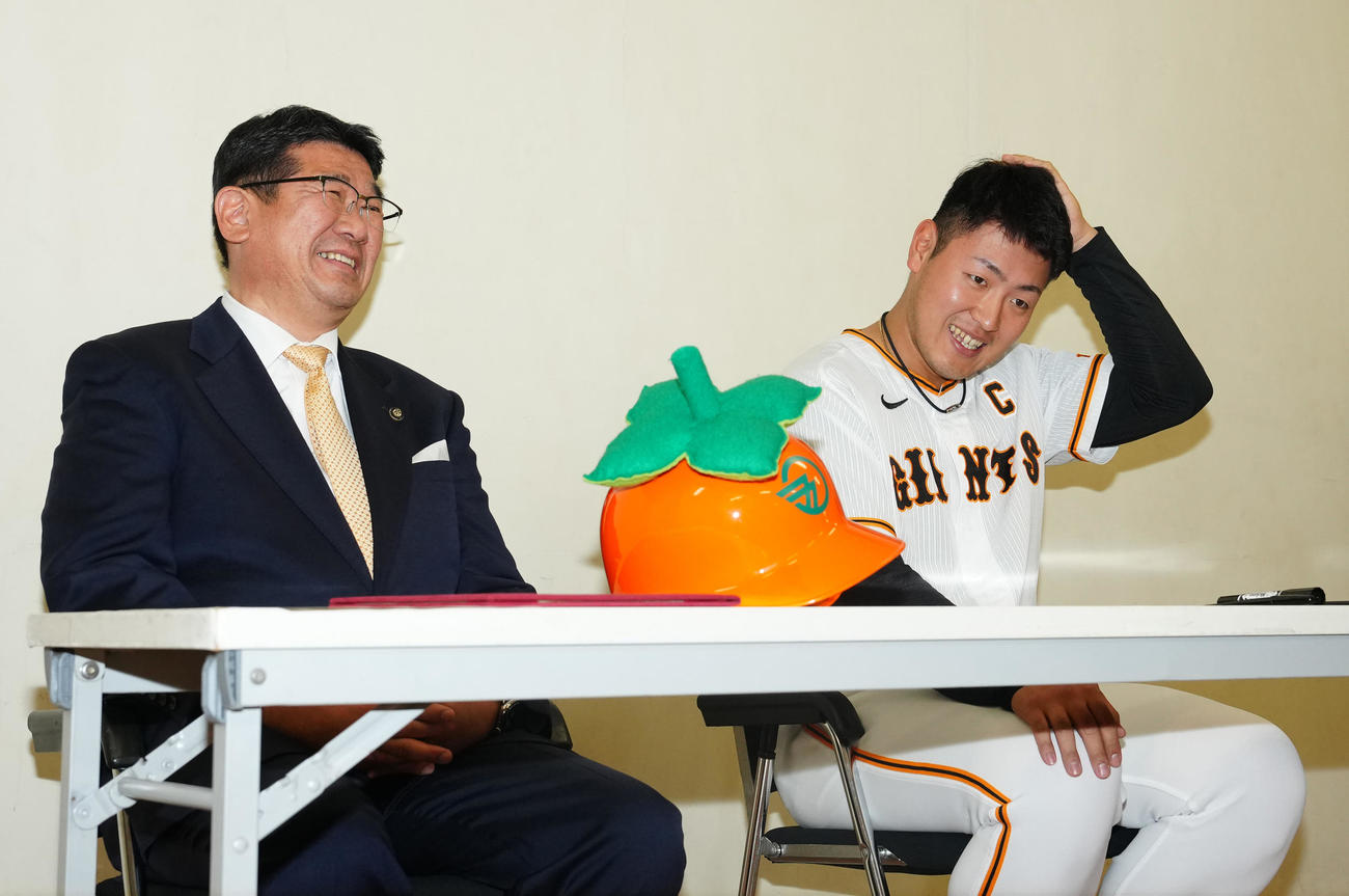 奈良・五條市の観光大使就任式に臨む巨人岡本和。左は太田市長（撮影・江口和貴）