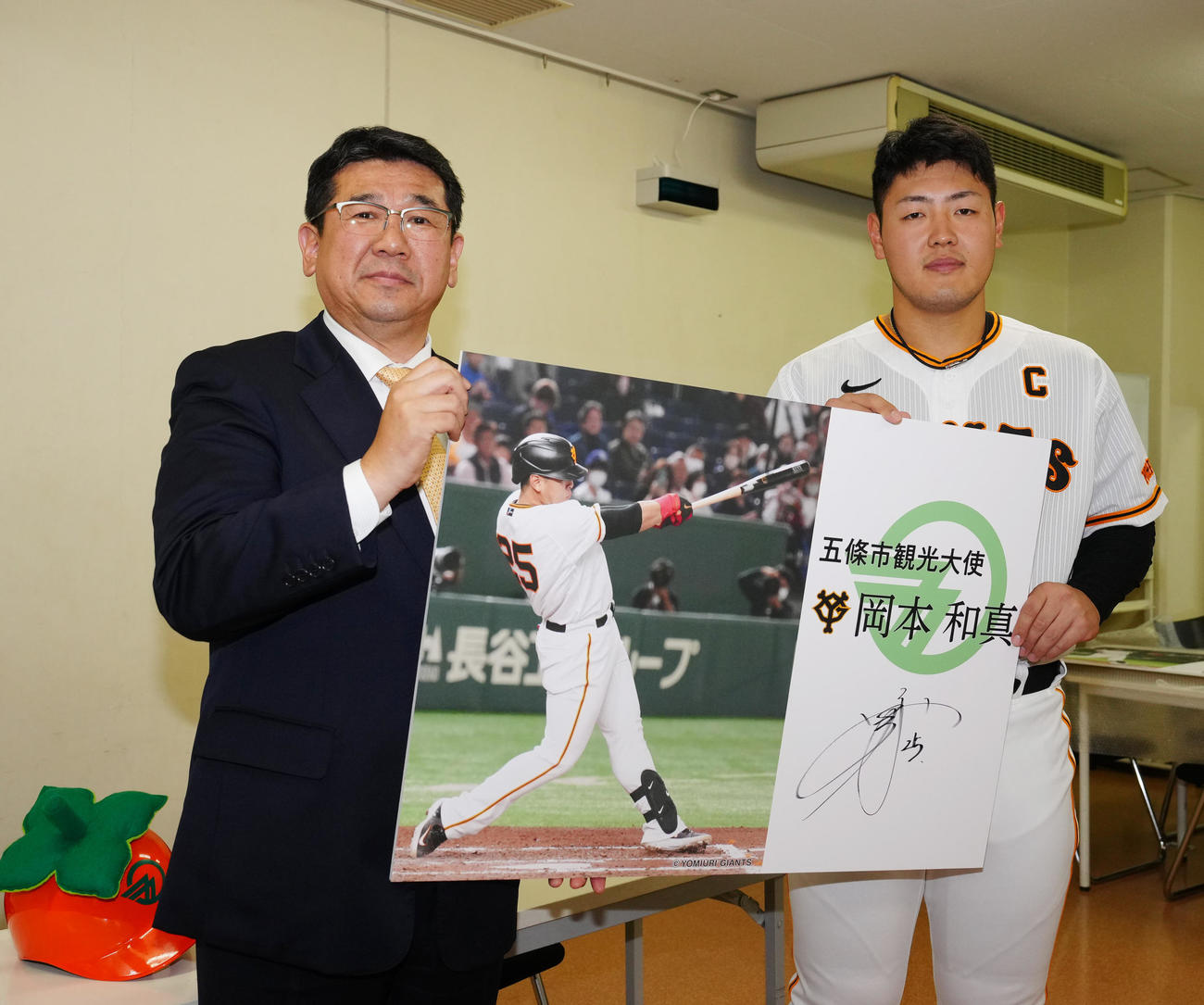 奈良・五條市の観光大使に就任した巨人岡本和。左は太田市長（撮影・江口和貴）