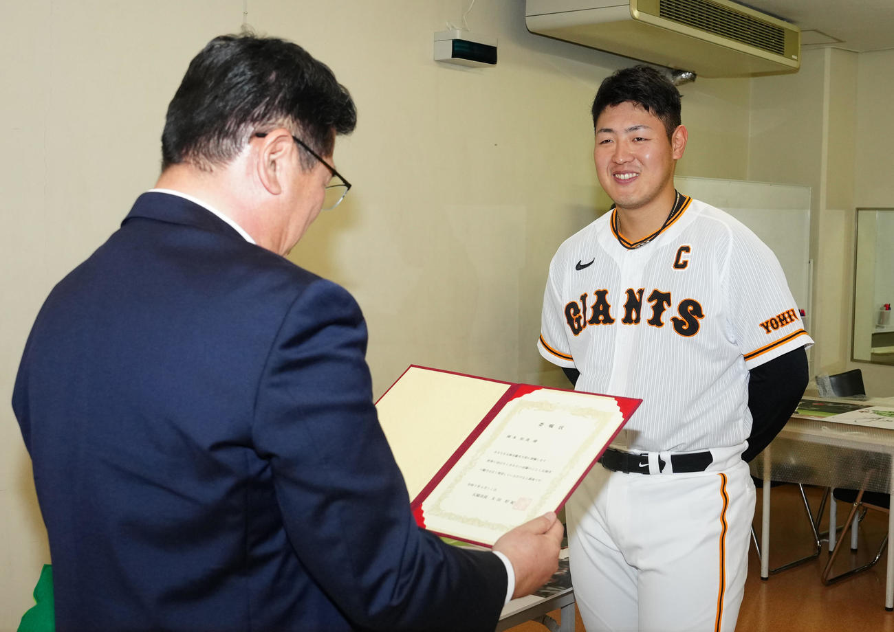 奈良・五條市の観光大使就任式に臨む巨人岡本和。左は太田市長（撮影・江口和貴）
