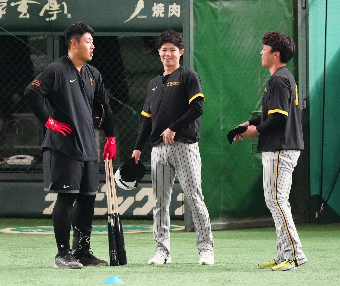 巨人対阪神　試合前、談笑する巨人岡本和（左）阪神中野（中央）村上（撮影・江口和貴）