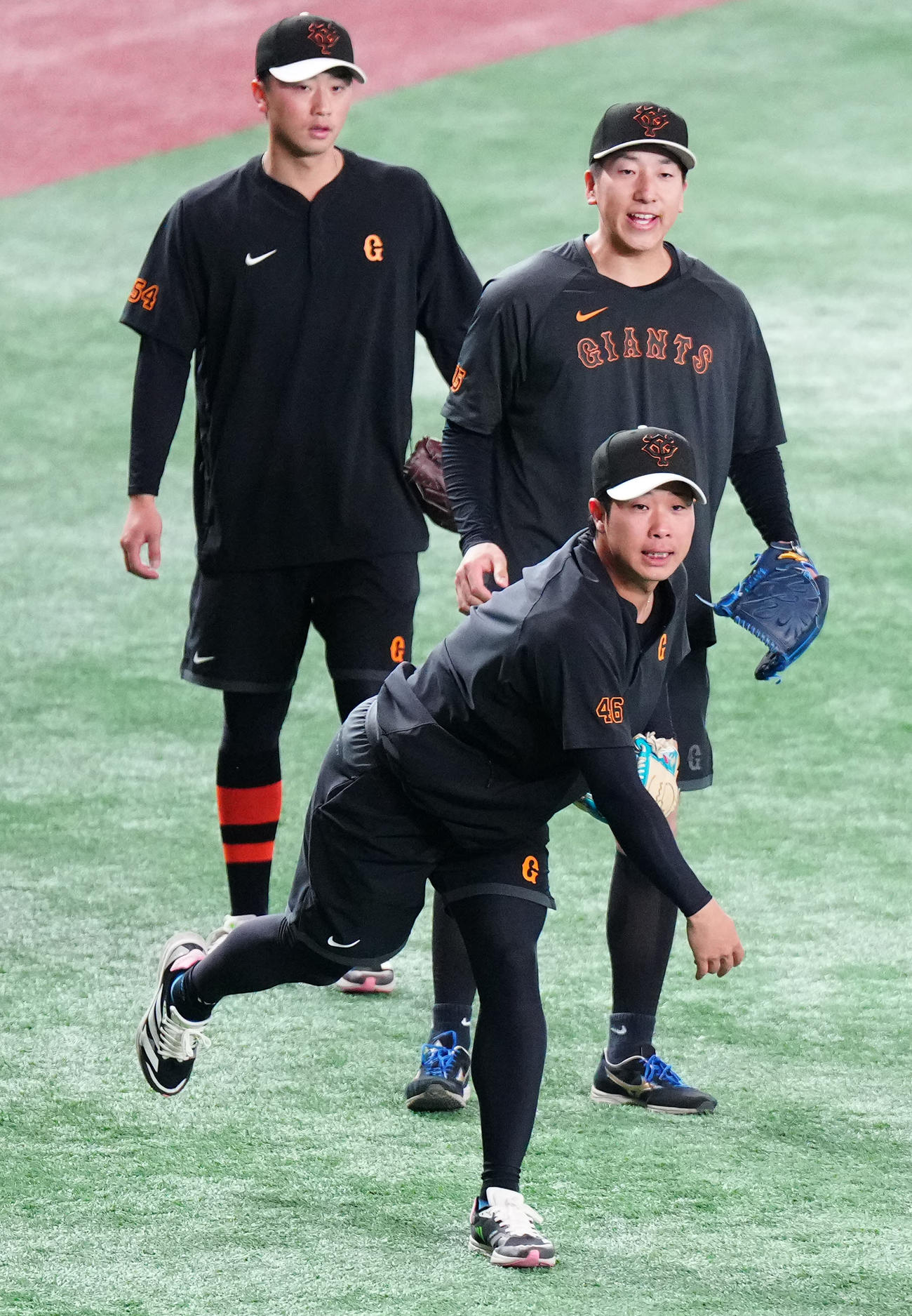 巨人対阪神　1軍に合流し、練習する巨人鍬原。後方右は大勢、同左は直江（撮影・江口和貴）
