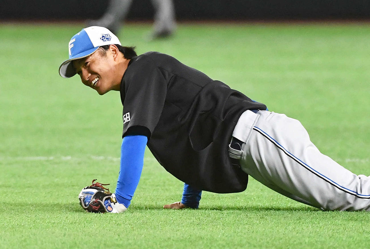 ソフトバンク対日本ハム　試合前、ノック中に笑顔を見せる日本ハム奈良間（撮影・岩下翔太）