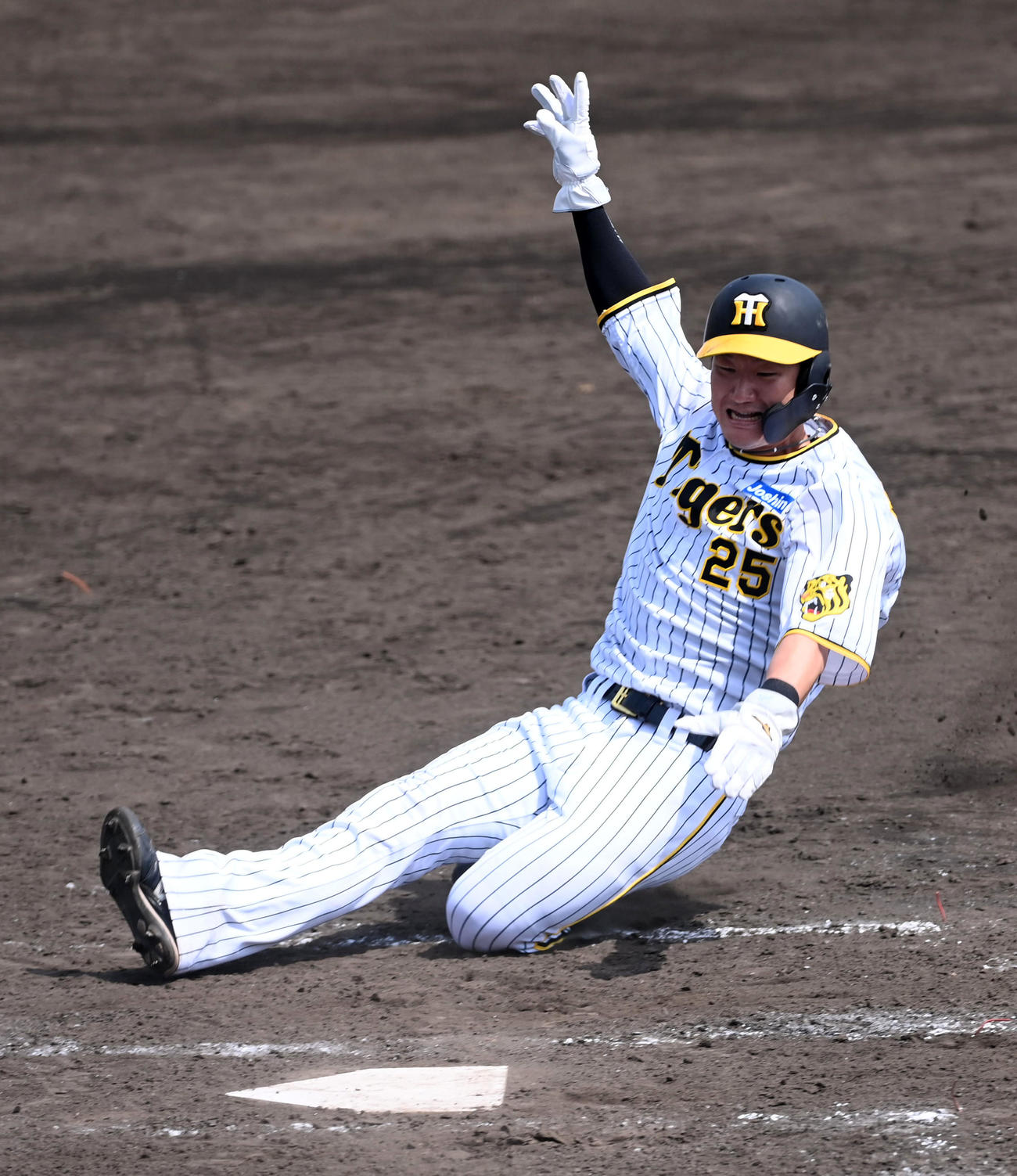 阪神対中日　3回裏阪神2死二塁、井上の左前適時打で生還する渡辺諒（撮影・前岡正明）
