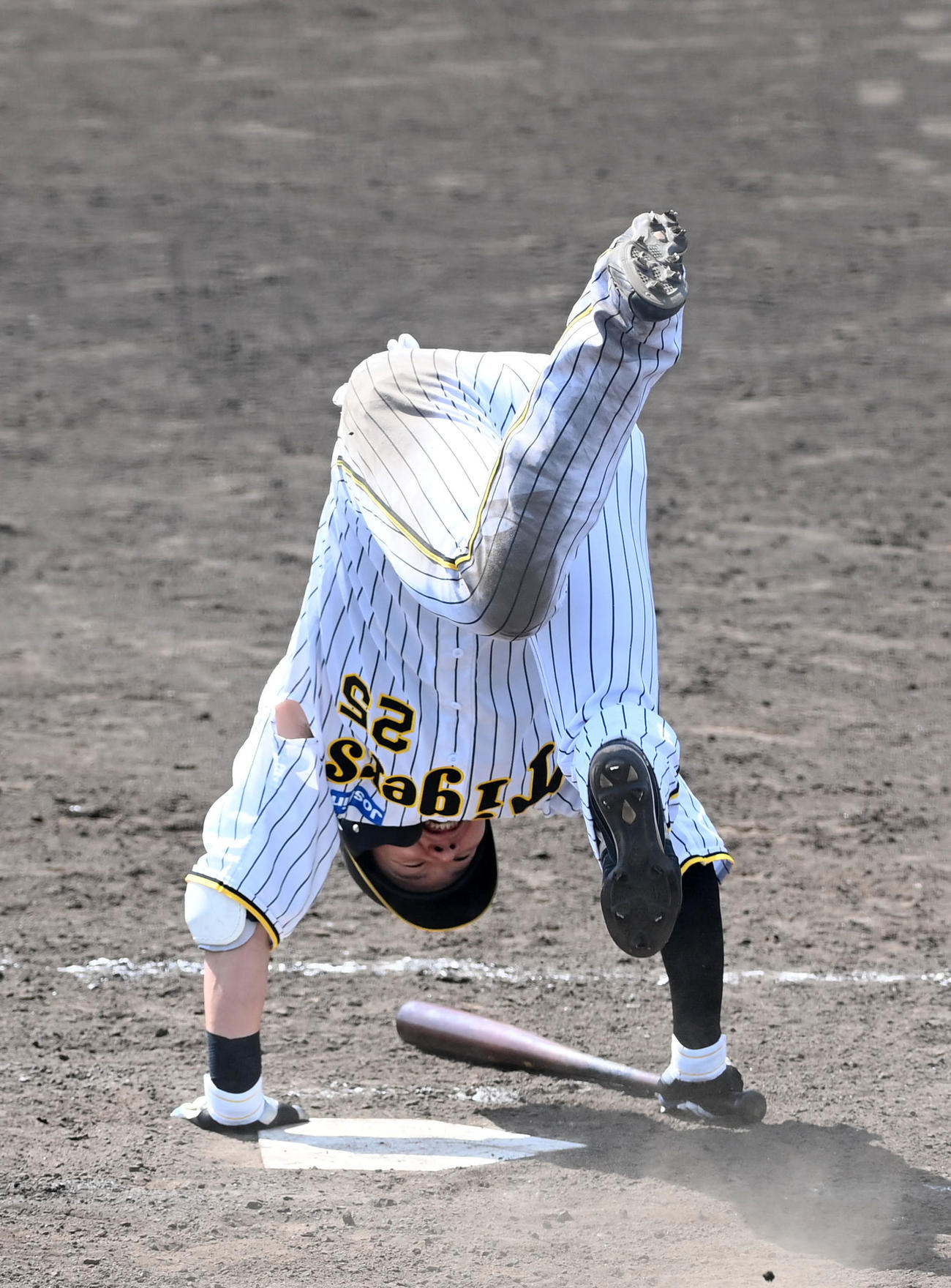 ウエスタン・リーグ阪神対中日　4回裏阪神1死一、二塁、渡辺諒は左足に死球を受け交代する（撮影・前岡正明）