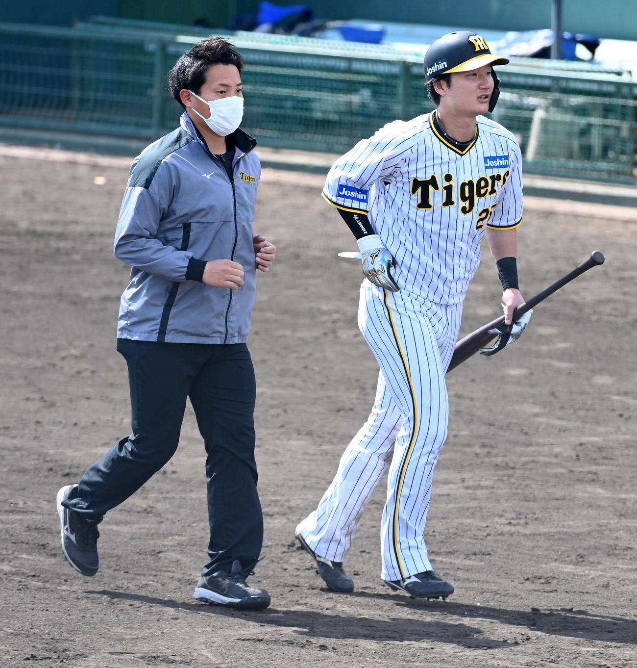 阪神対中日　4回裏阪神1死一、二塁、渡辺諒は左足に死球を受け交代する（撮影・前岡正明）
