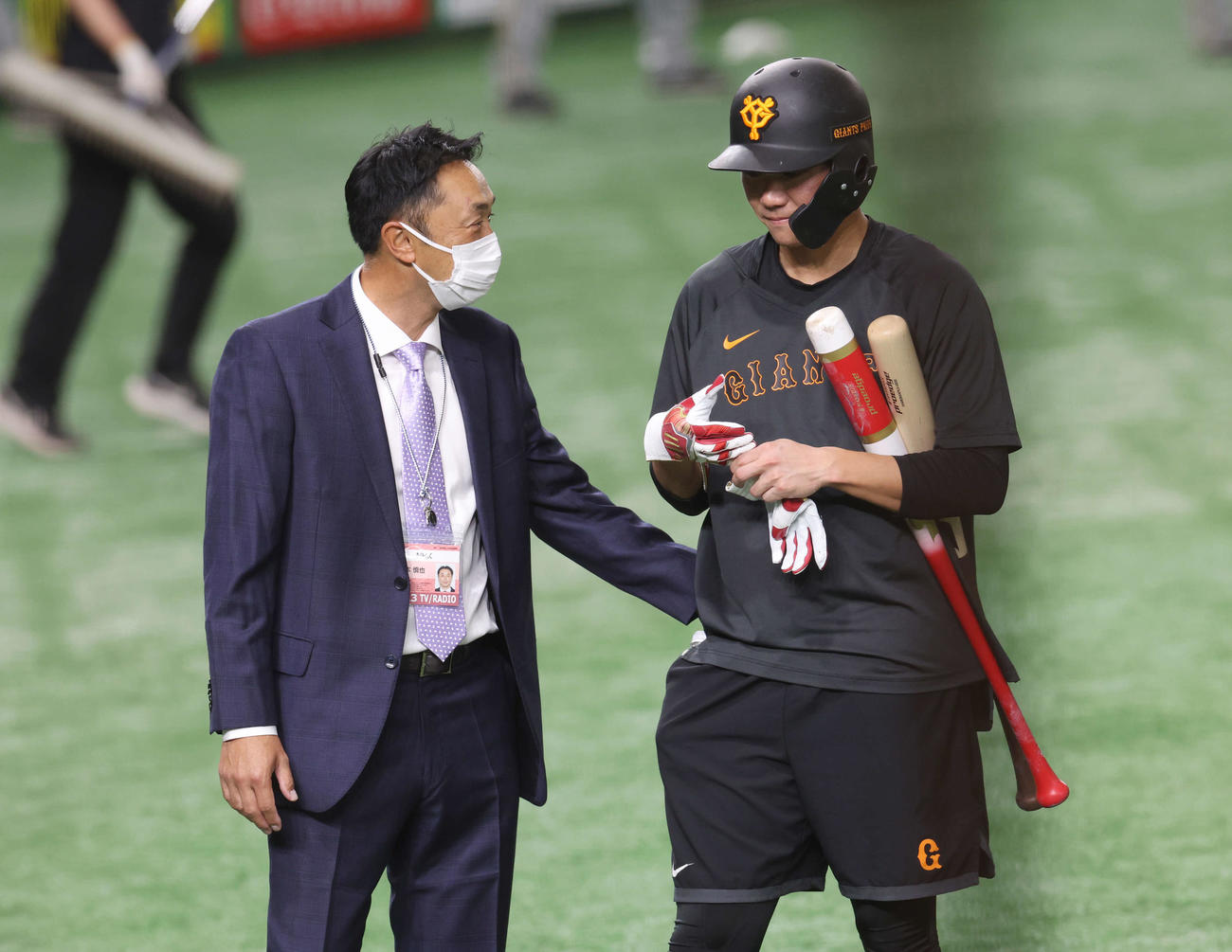 巨人対阪神　試合前、話し込む宮本慎也氏（左）と巨人坂本（撮影・宮地輝）