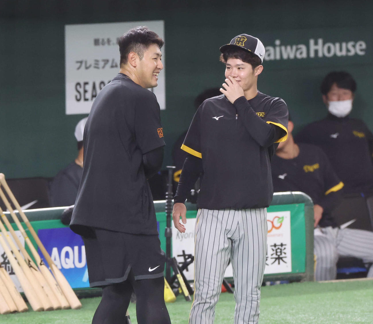 巨人対阪神　試合前、談笑する巨人岡本和（左）と阪神中野（撮影・宮地輝）