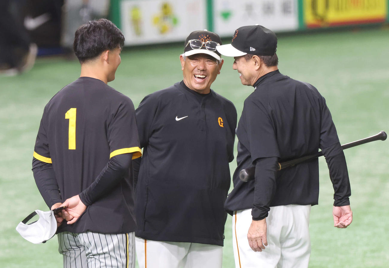巨人対阪神　試合前、巨人原監督（右）と石井巡回打撃コーチ（中央）と談笑する阪神森下（撮影・宮地輝）