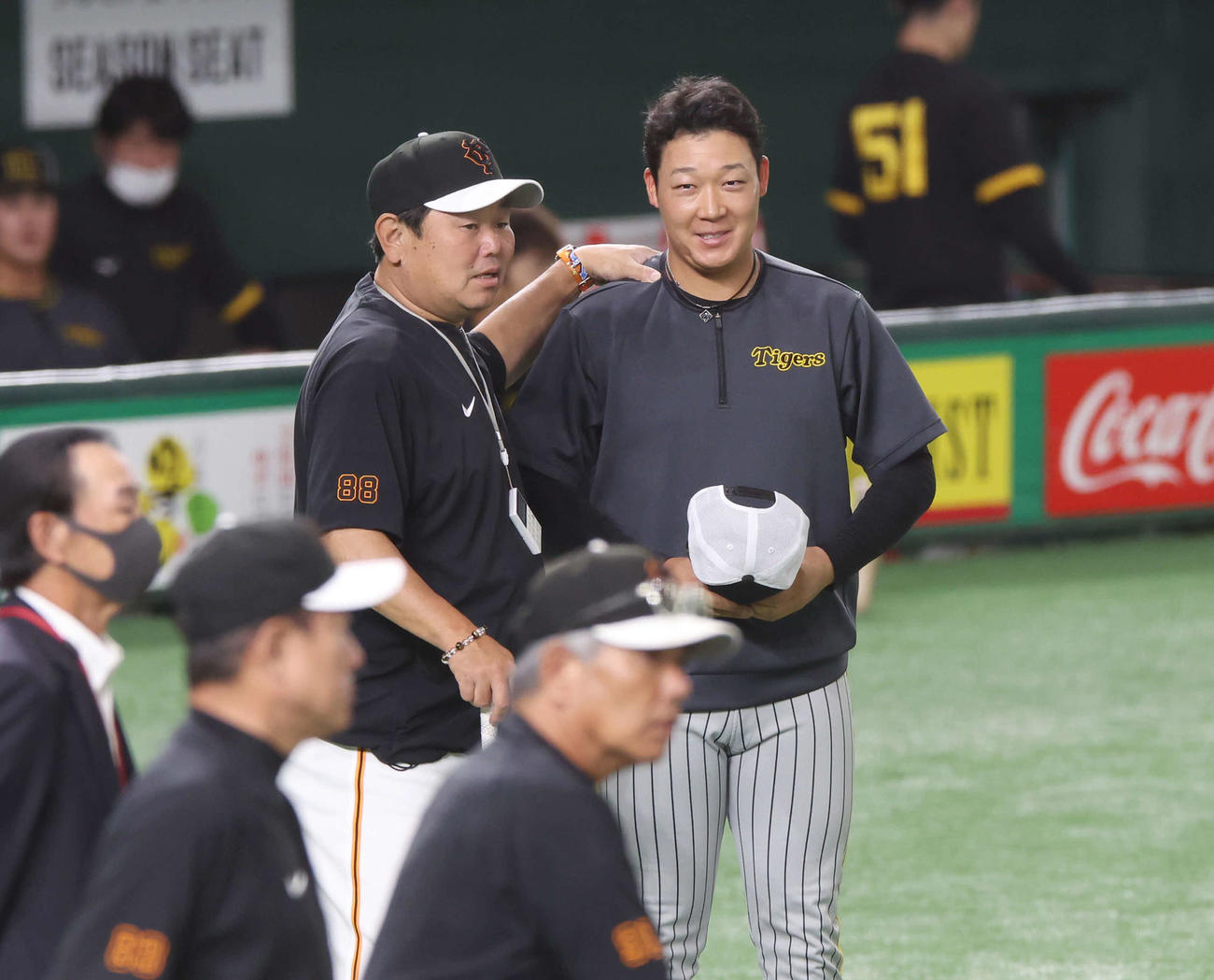 巨人対阪神　試合前、話し込む巨人大久保打撃チーフコーチ（左）と阪神大山（撮影・宮地輝）