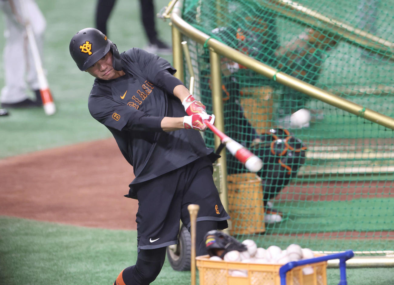 巨人対阪神　試合前、打撃練習する巨人坂本（撮影・宮地輝）