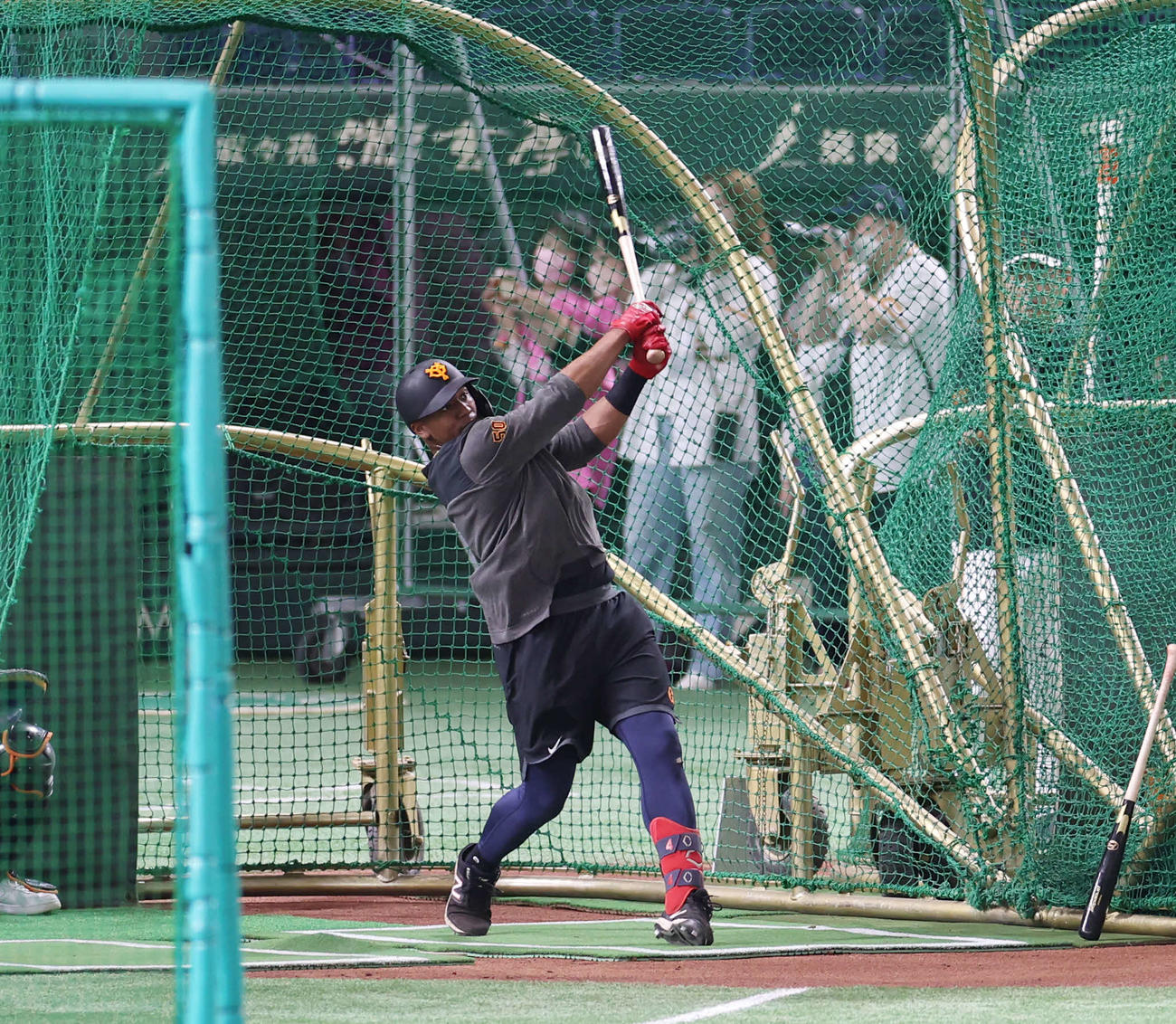 巨人対阪神　試合前、打撃練習する巨人オコエ（撮影・宮地輝）