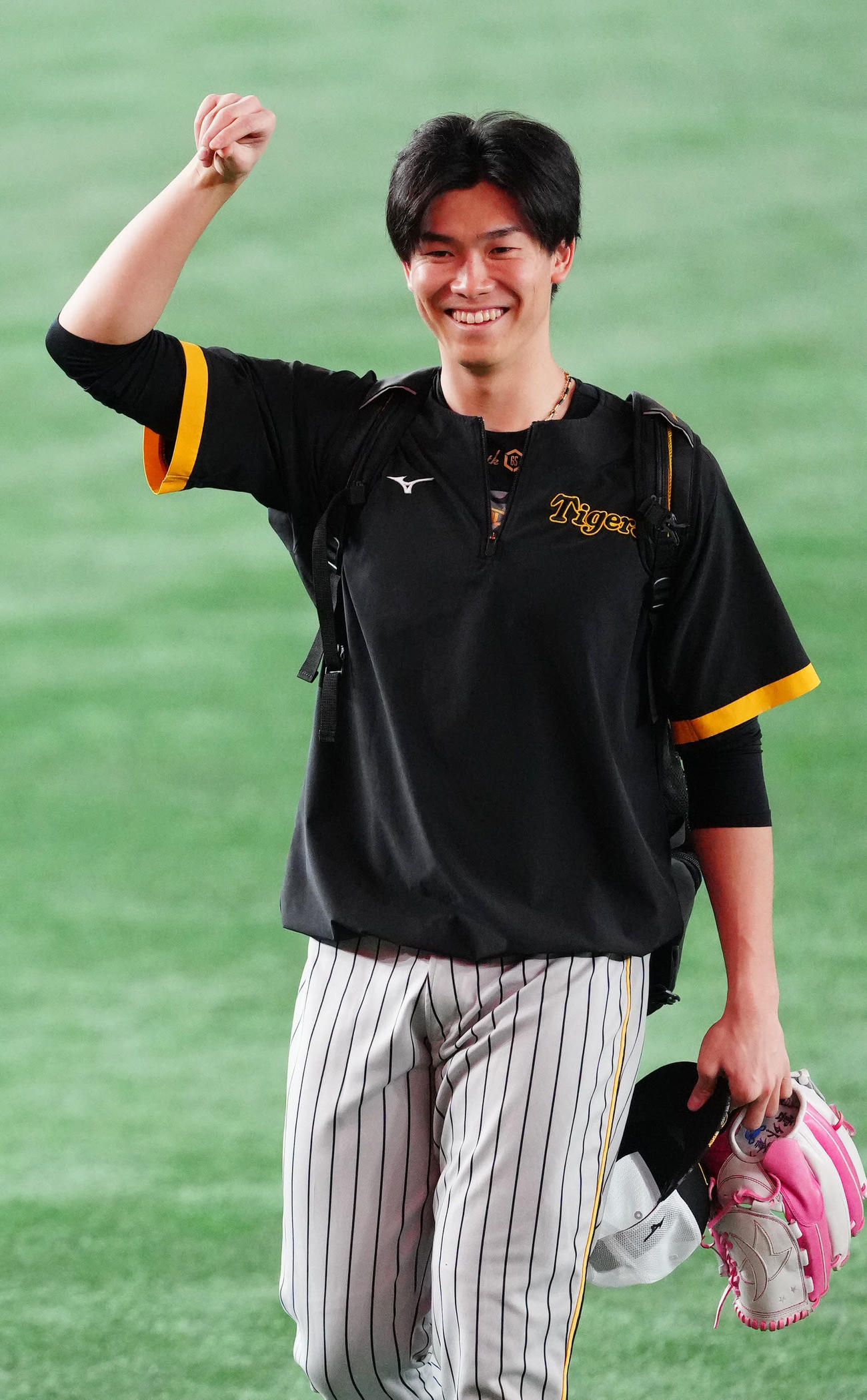 巨人対阪神　試合前、巨人大勢に向かって、「大勢は塩」ポーズを見せる阪神湯浅（撮影・江口和貴）
