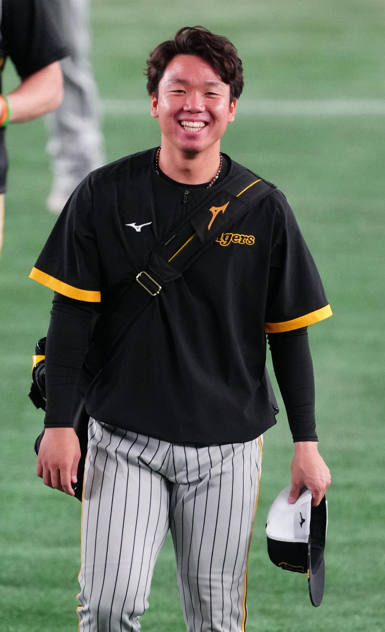 巨人対阪神　試合前練習で笑顔を見せる阪神村上（撮影・江口和貴）