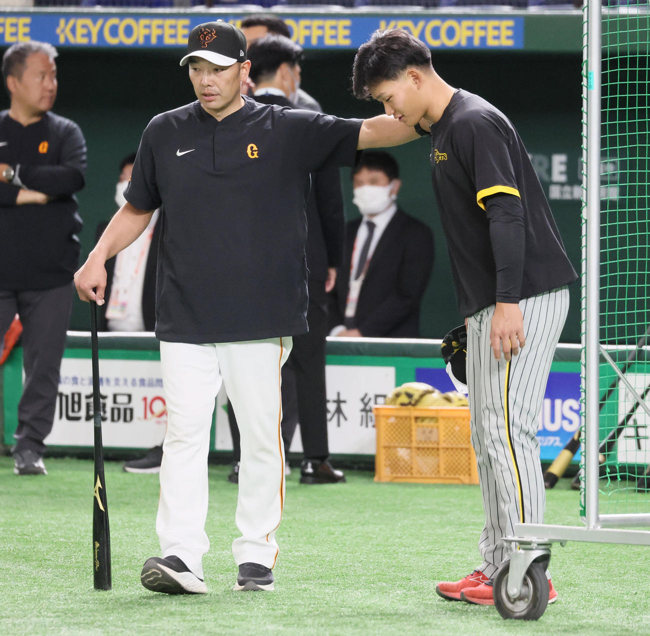 巨人対阪神　巨人阿部ヘッド兼バッテリーコーチ（左）にあいさつする森下（撮影・加藤哉）