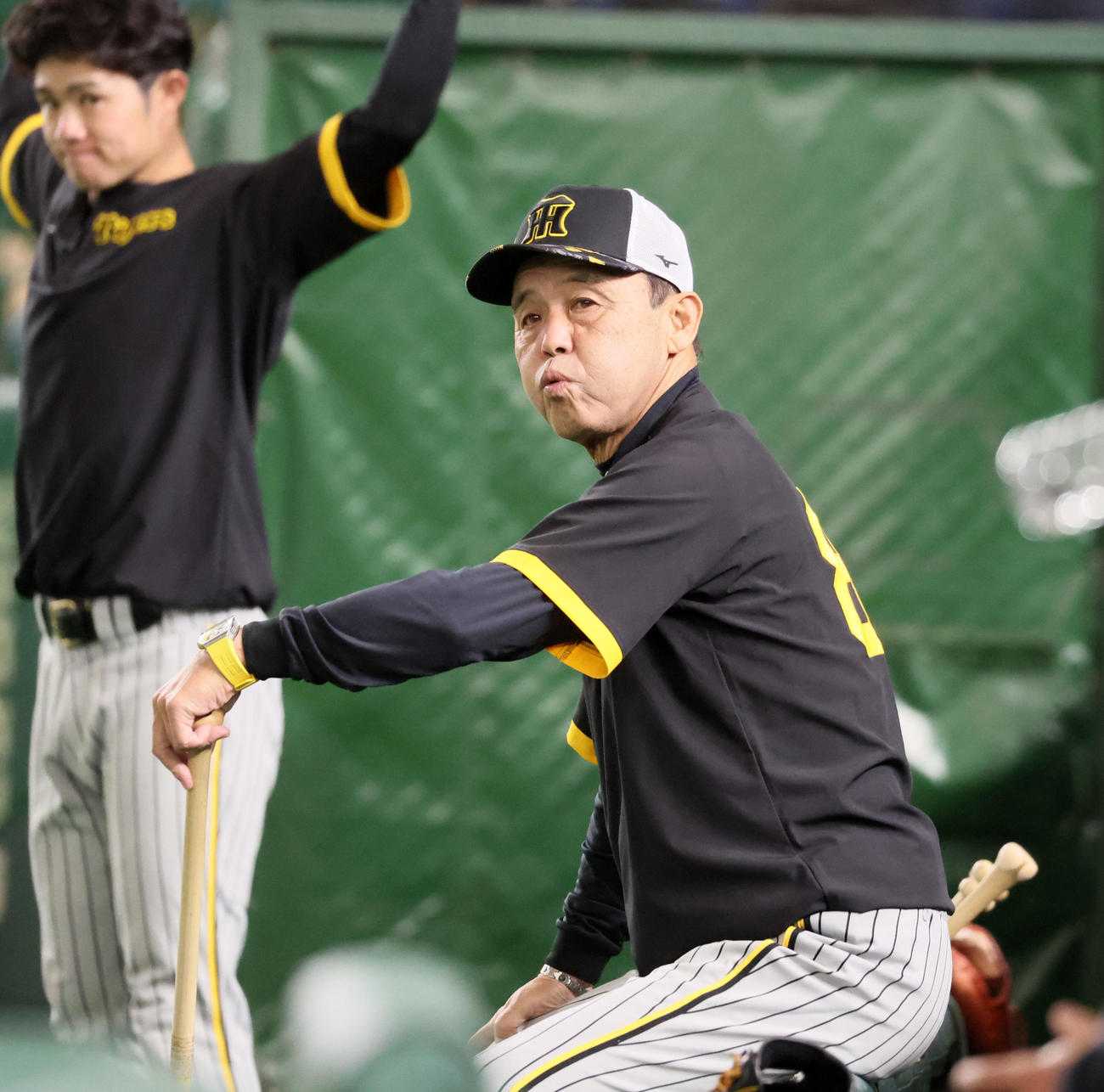 巨人対阪神　ベンチのラバー部分に腰掛ける岡田監督（撮影・加藤哉）