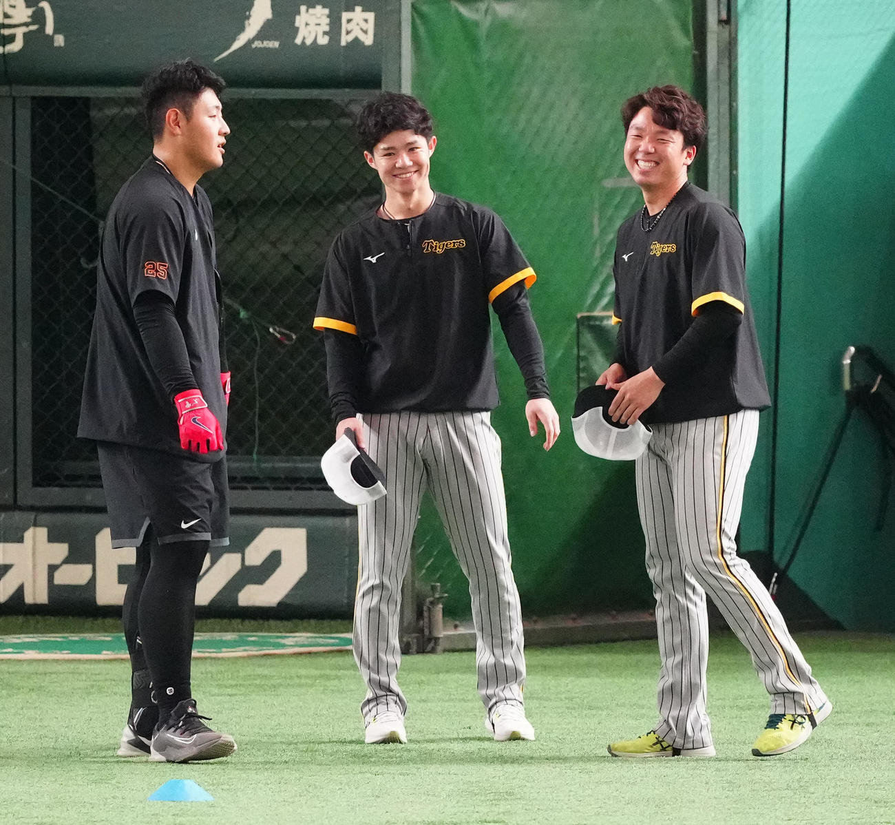 巨人対阪神　試合前、言葉を交わす、左から巨人岡本和、阪神中野、同村上（撮影・江口和貴）
