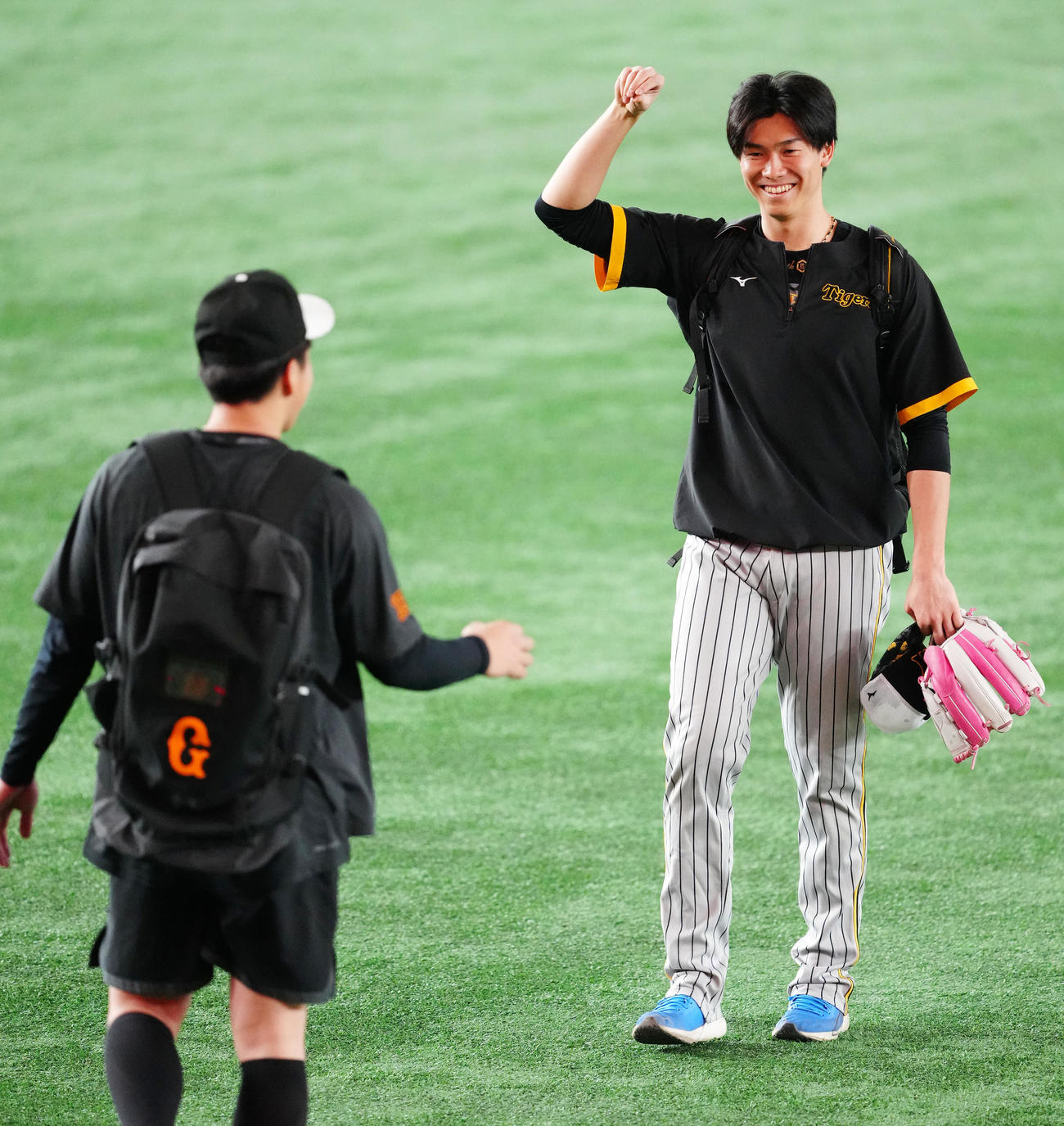 巨人対阪神　試合前、巨人大勢（左）に向かって、「大勢は塩」ポーズを見せる阪神湯浅（撮影・江口和貴）