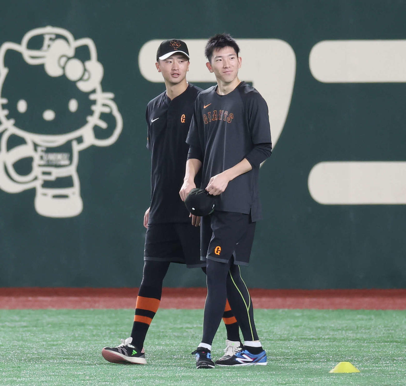 巨人対阪神　試合前練習に臨む巨人高橋（左）と戸郷（撮影・宮地輝）