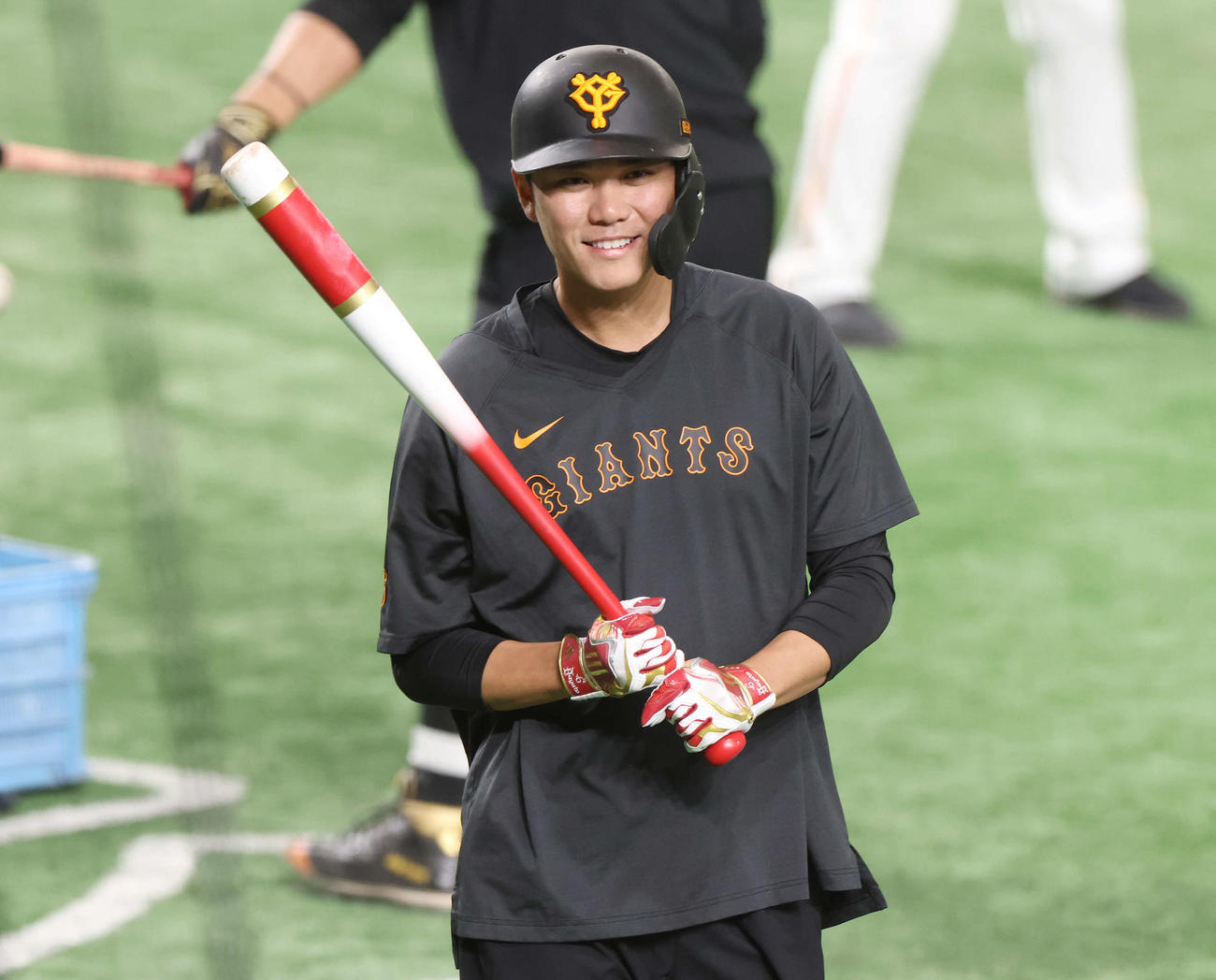 巨人対阪神　試合前、笑顔を見せる巨人坂本（撮影・宮地輝）