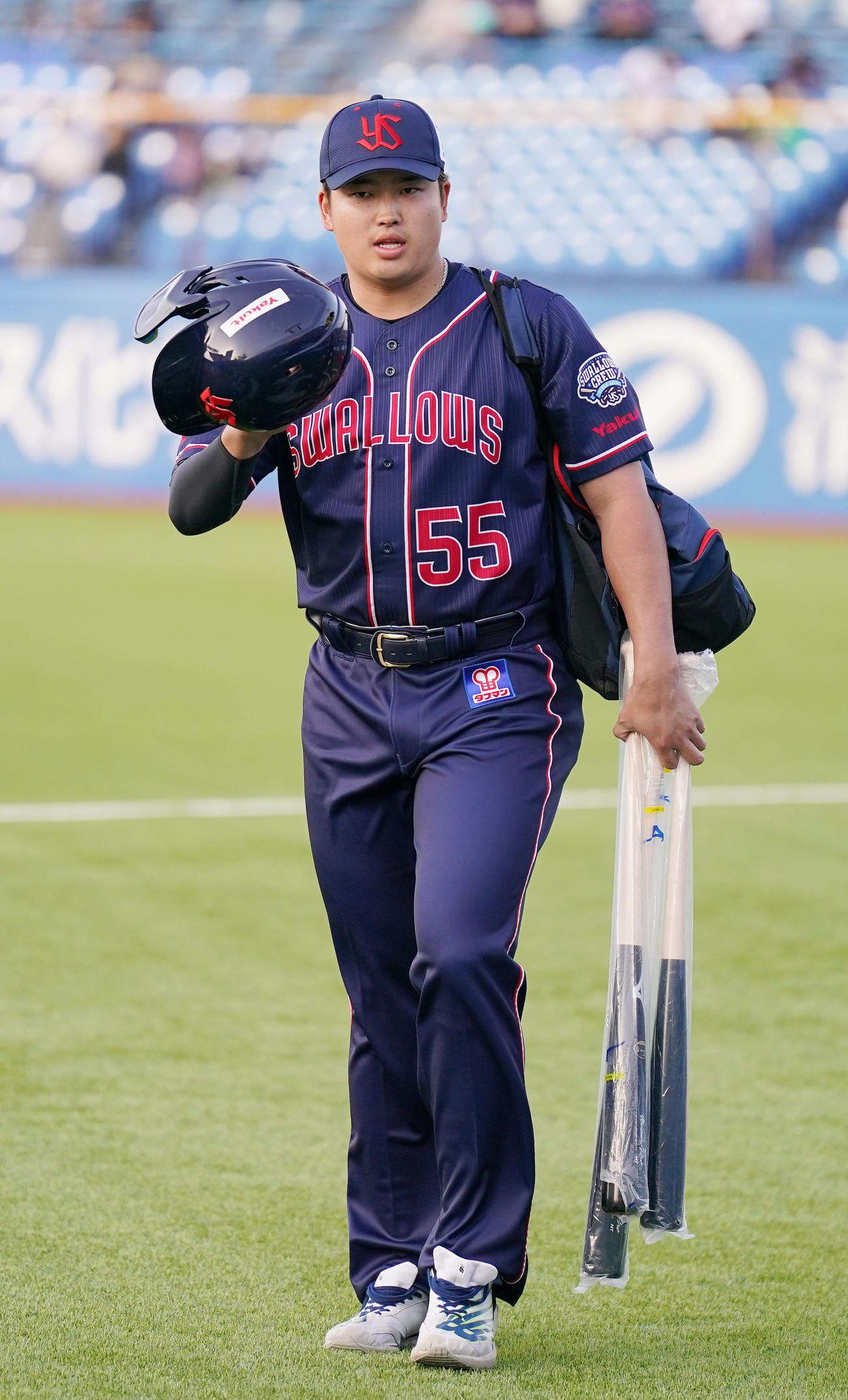 ヤクルト対DeNA　全身紺色のCREWユニホームで球場入りする村上（撮影・狩俣裕三）