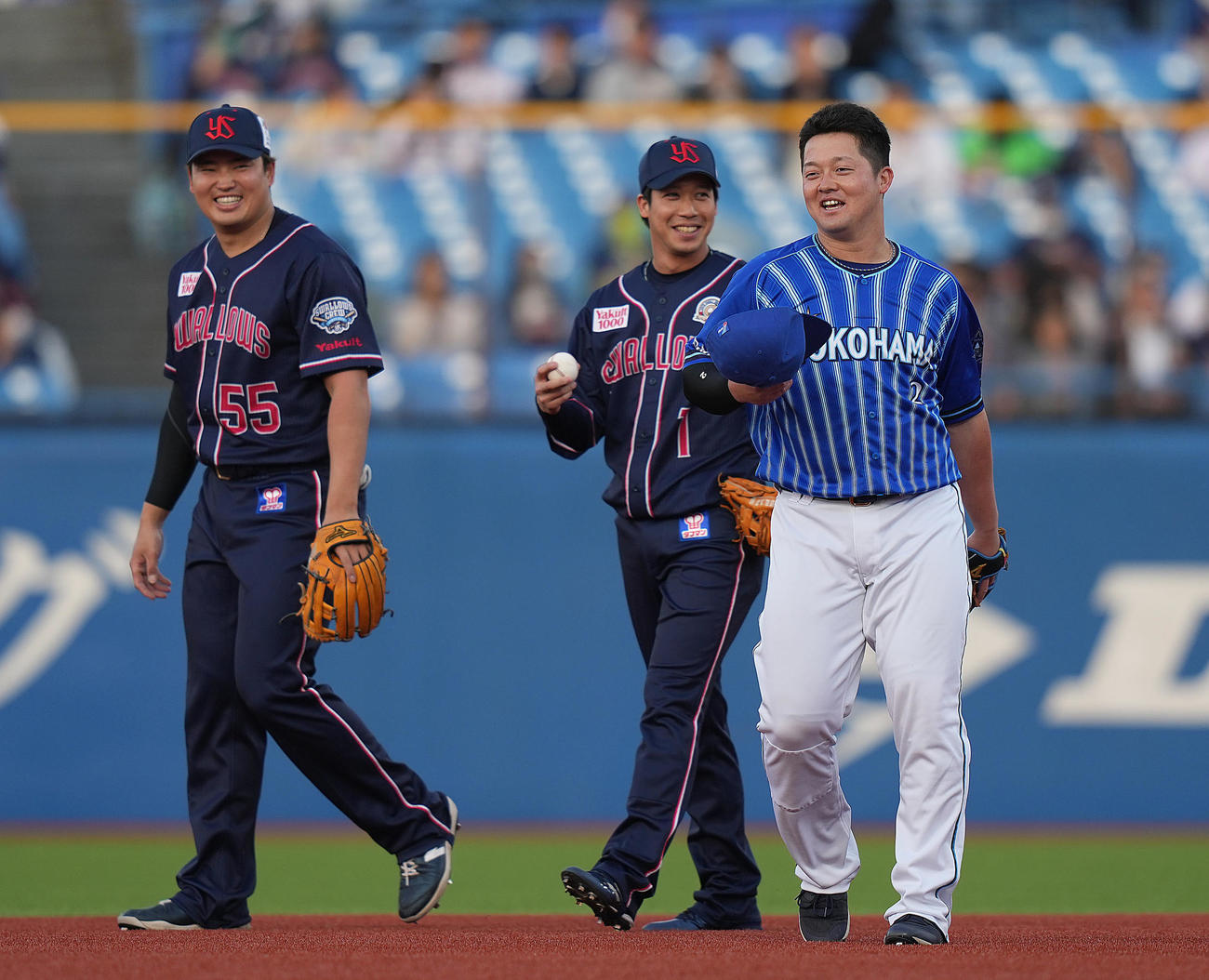 ヤクルト対DeNA　試合前に談笑する、左から村上、山田、牧（撮影・狩俣裕三）