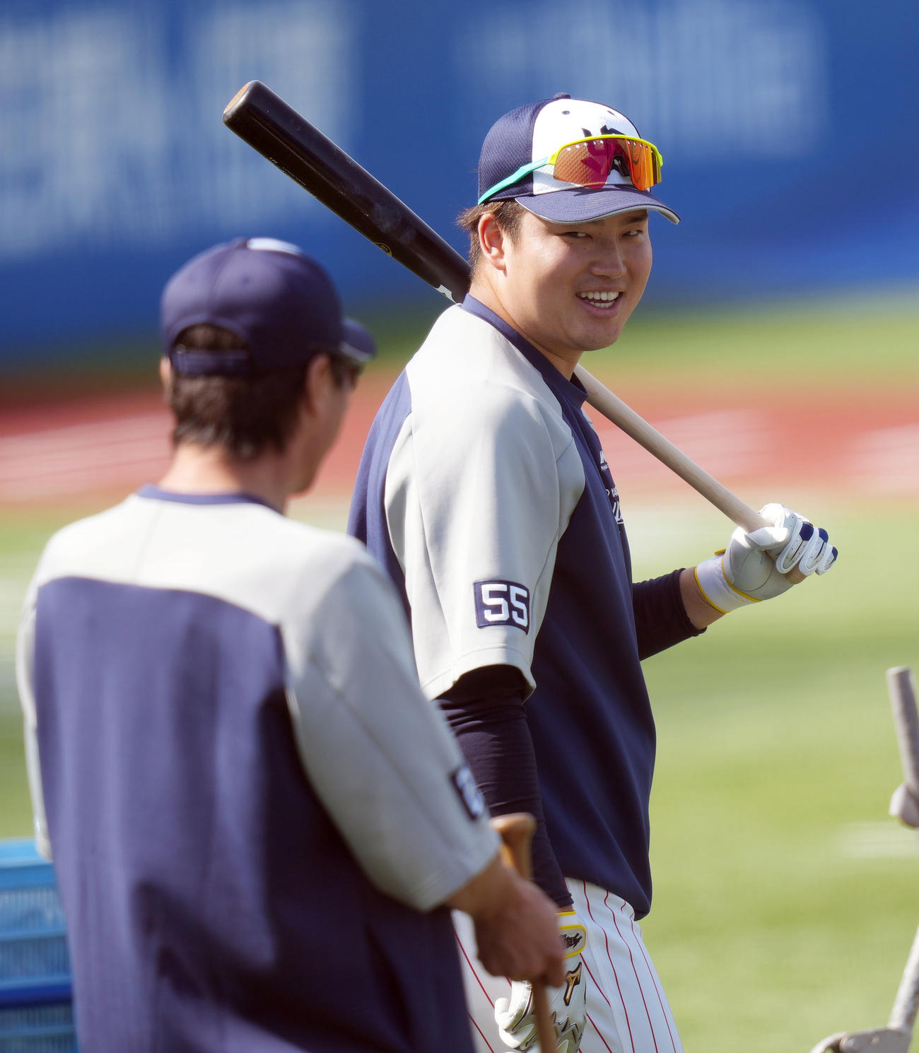 ヤクルト対DeNA　試合前の練習でヤクルト高津監督（手前）と談笑する村上（撮影・狩俣裕三）