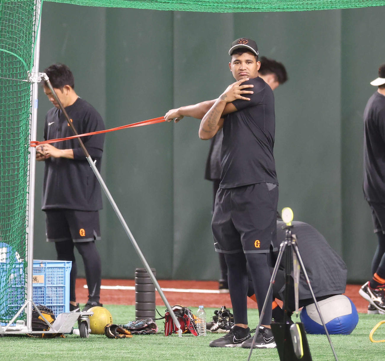 巨人対阪神　試合前練習でストレッチする巨人メンデス（撮影・宮地輝）