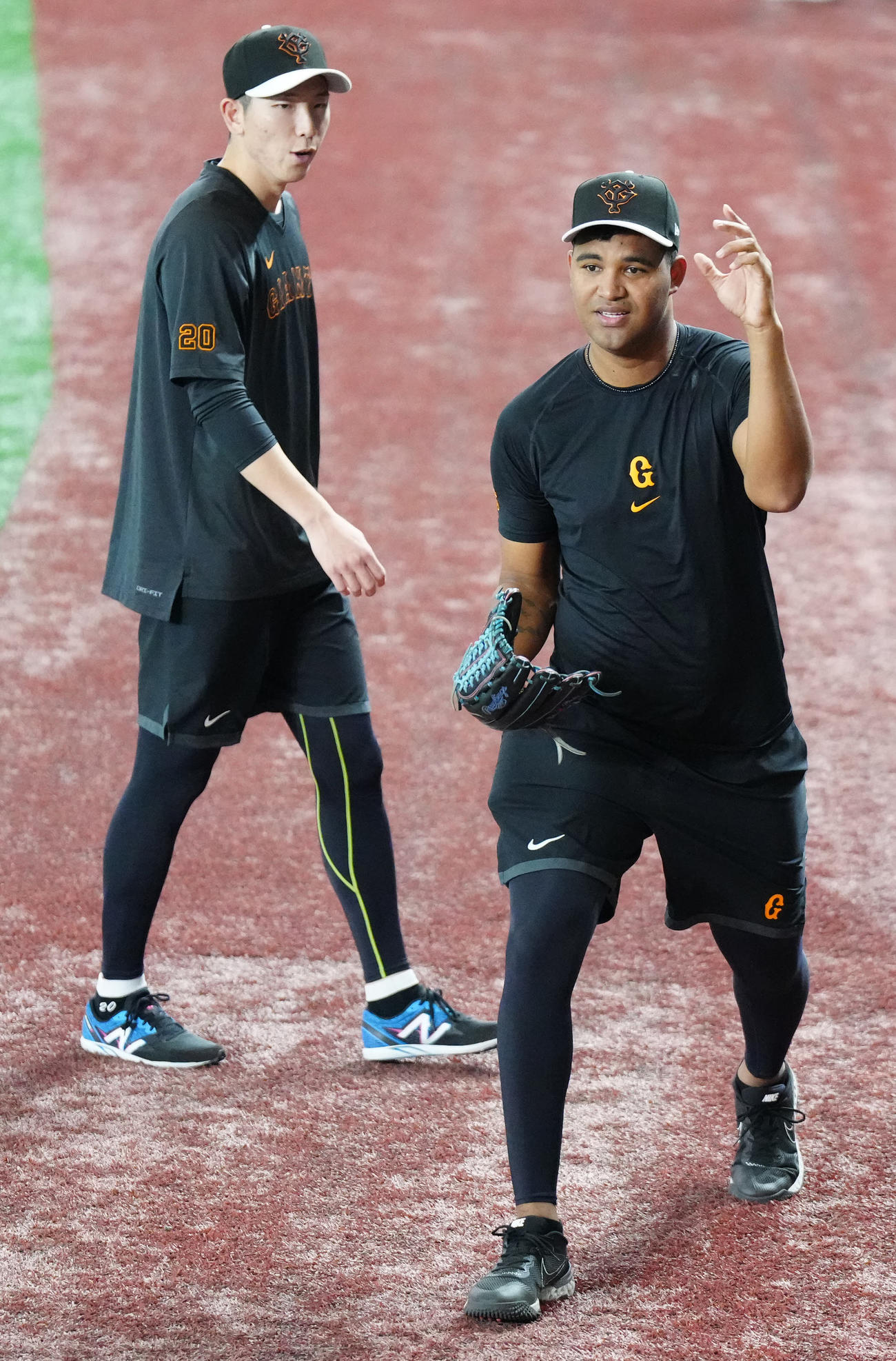 巨人対阪神　試合前練習に臨む巨人メンデス（右）。左は戸郷（撮影・江口和貴）