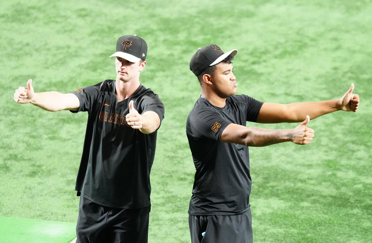 巨人対阪神　試合前練習に臨む巨人メンデス（右）とグリフィン（撮影・江口和貴）