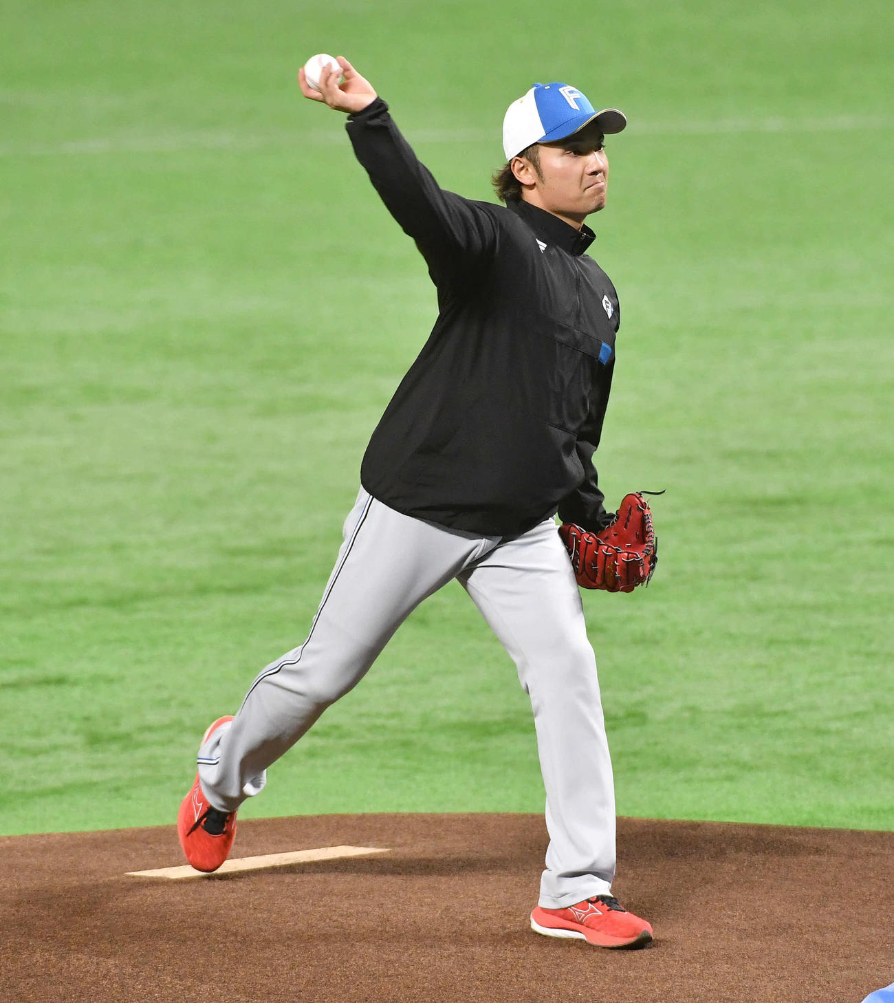 マウンドを確認する伊藤大海（撮影・岩下翔太）