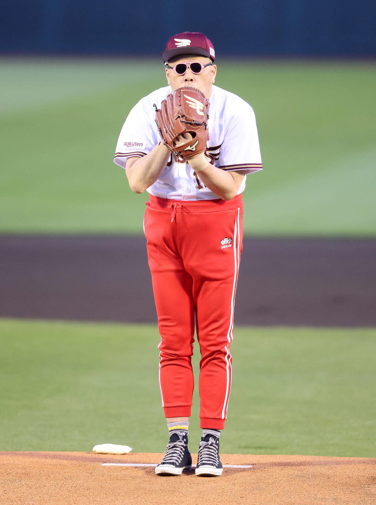 楽天対オリックス　楽天の帽子をかぶり始球式に臨むくっきー！（撮影・鈴木正人）