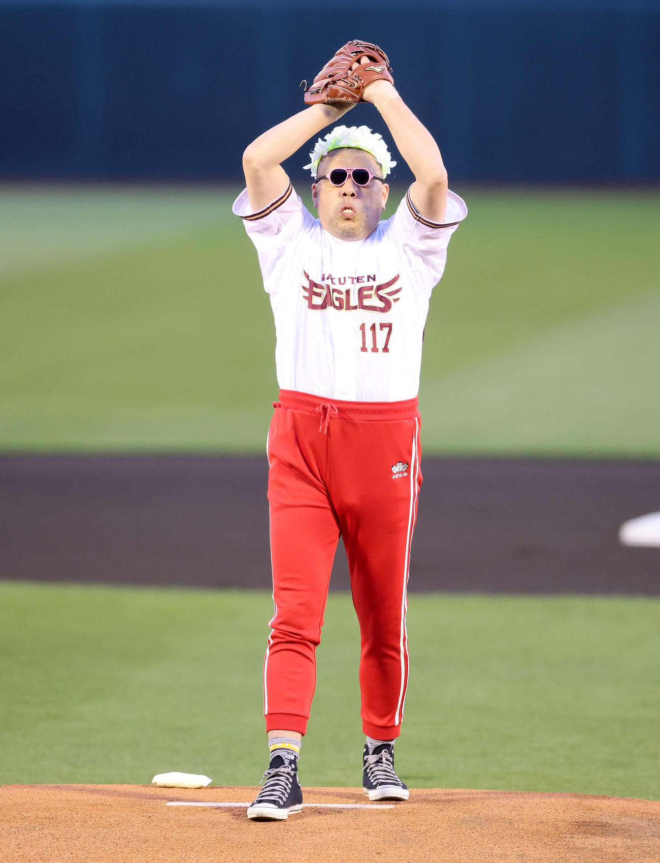 楽天対オリックス　始球式でワインドアップしたくっきー！の帽子が脱げ、白髪のカツラ姿に（撮影・鈴木正人）