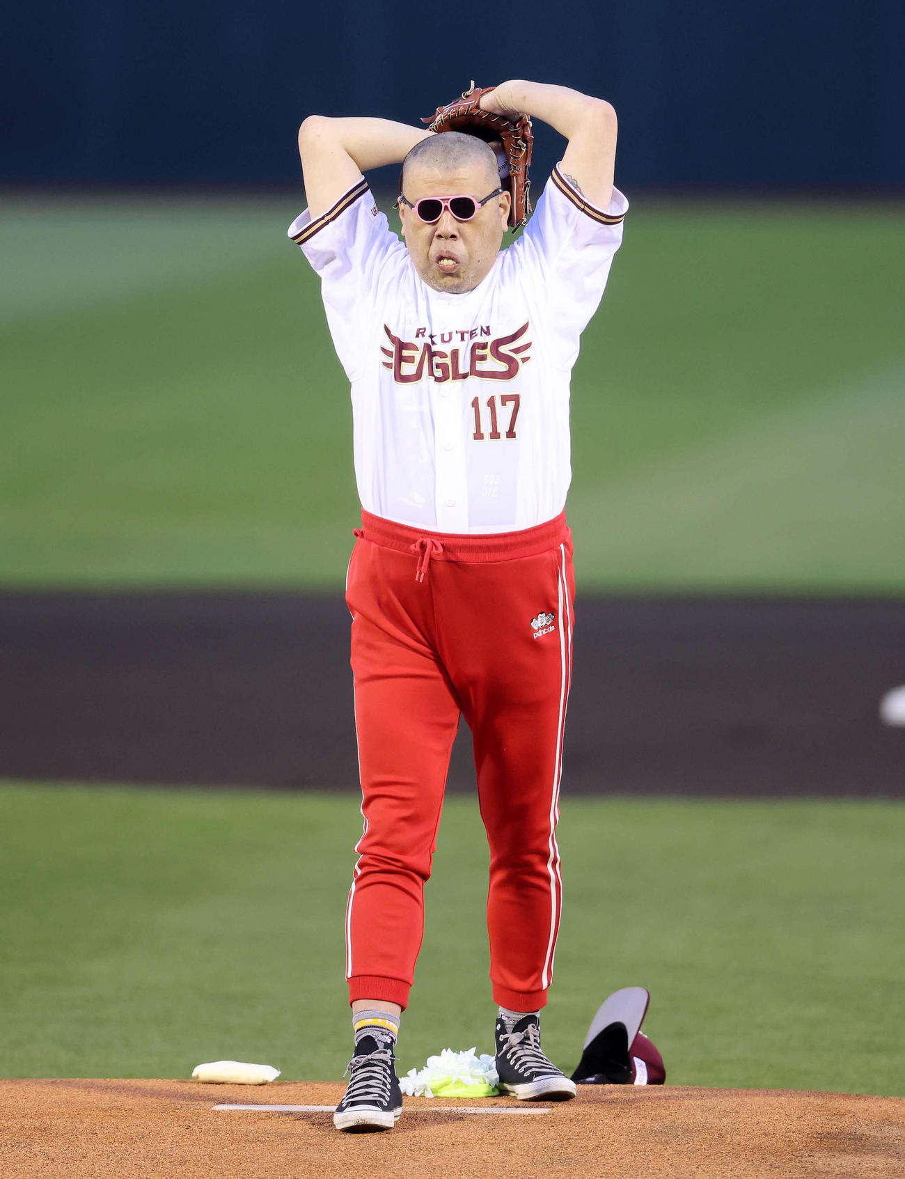 楽天対オリックス　始球式で2度目のワインドアップでカツラが脱げ丸刈り頭姿になったくっきー！（撮影・鈴木正人）