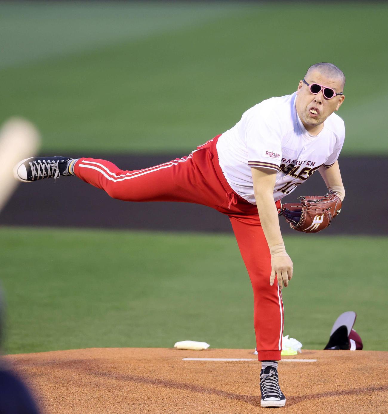 楽天対オリックス　くっきー！の始球式ボールはワンバウンドで捕手のミットに（撮影・鈴木正人）