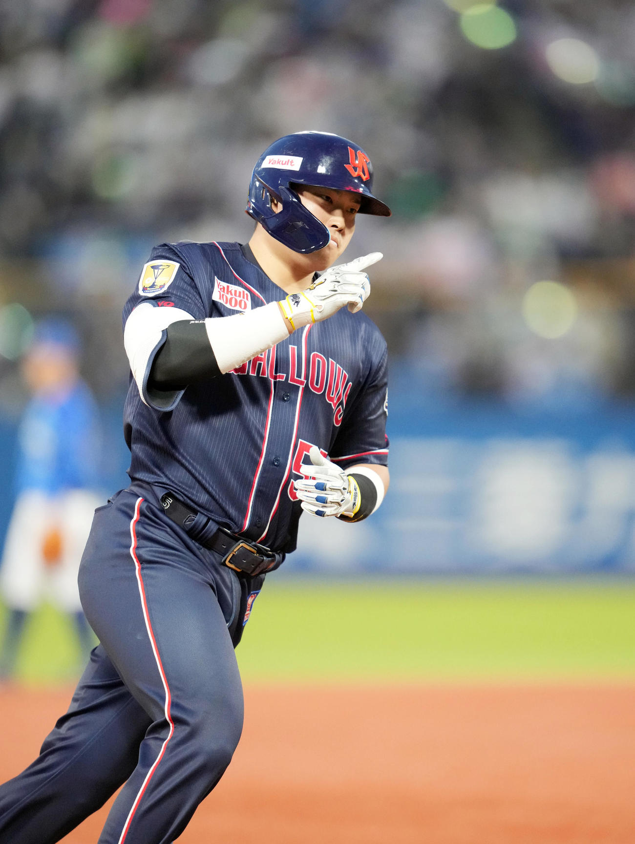 ヤクルト対DeNA 1回裏ヤクルト2死二塁、先制2点本塁打を放つ村上（撮影・狩俣裕三）