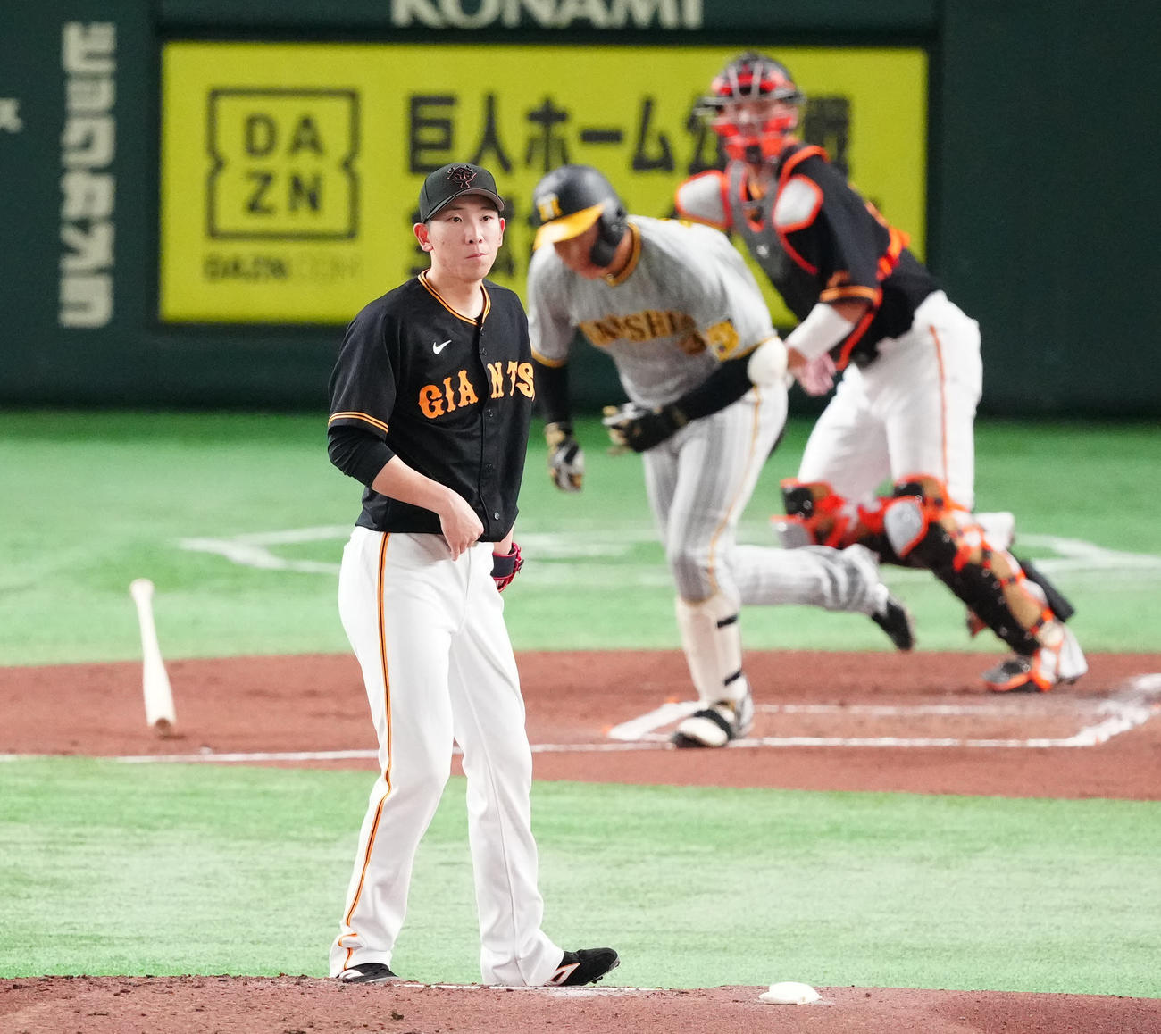 巨人対阪神　2回表阪神無死、大山（後方左）を遊ゴロに仕留める戸郷（撮影・江口和貴）