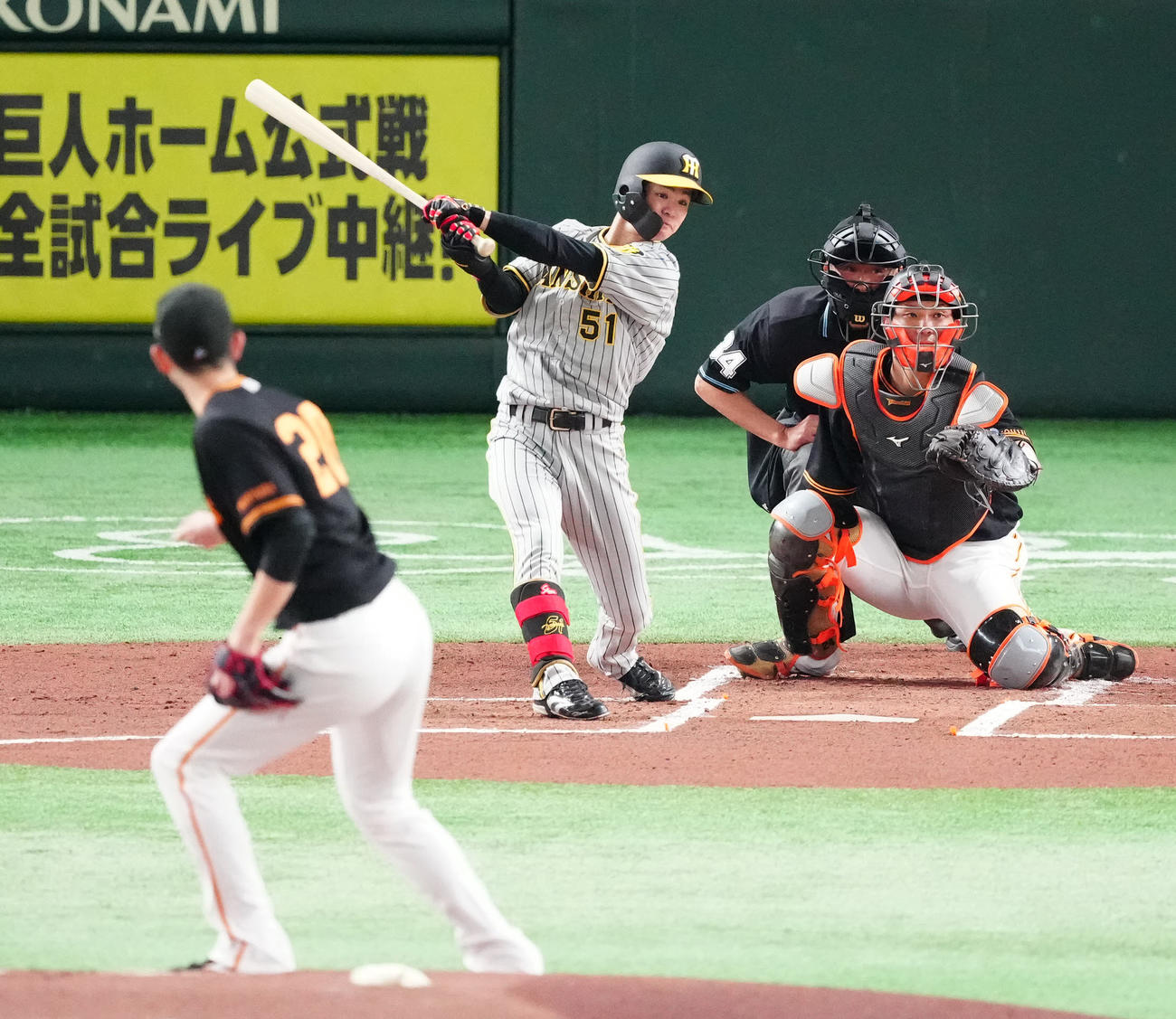 巨人対阪神　1回表阪神1死、遊ゴロに倒れる中野。投手戸郷（撮影・江口和貴）