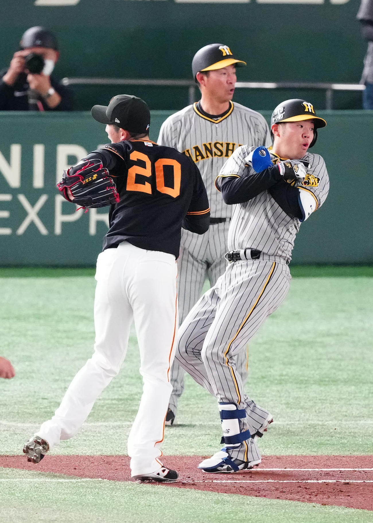 巨人対阪神　3回表阪神2死、一塁手中田翔の失策で出塁する西勇（右）（撮影・江口和貴）
