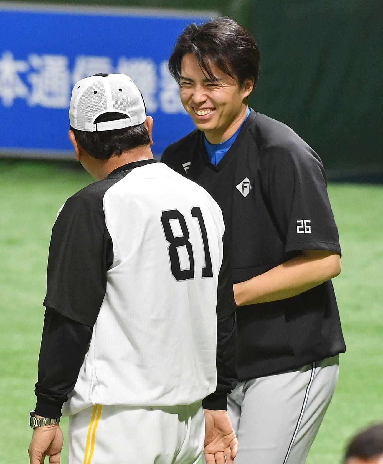 ソフトバンク対日本ハム　ソフトバンク藤本監督（左）と談笑する日本ハム田中正（撮影・岩下翔太）