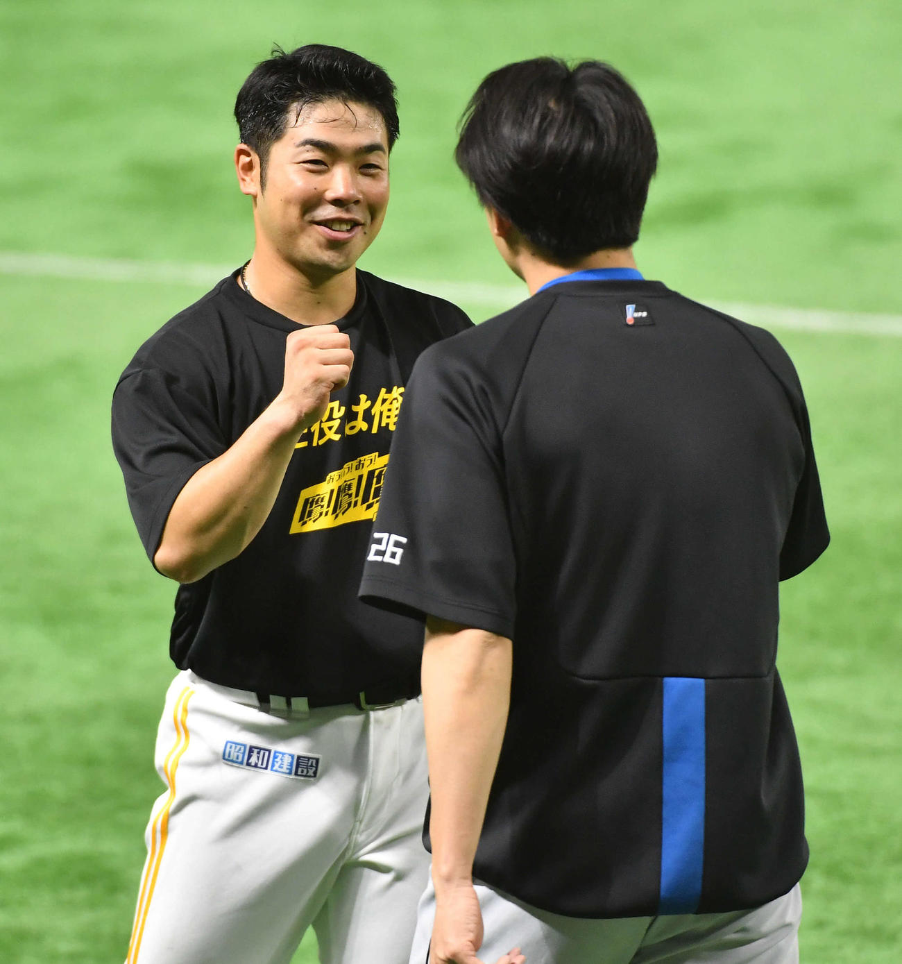 ソフトバンク対日本ハム　日本ハム田中正（右）とグータッチを交わすソフトバンク近藤（撮影・岩下翔太）