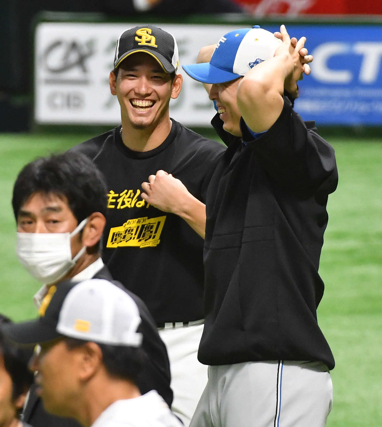 ソフトバンク対日本ハム　日本ハム田中正（右）と談笑するソフトバンク栗原（撮影・岩下翔太）