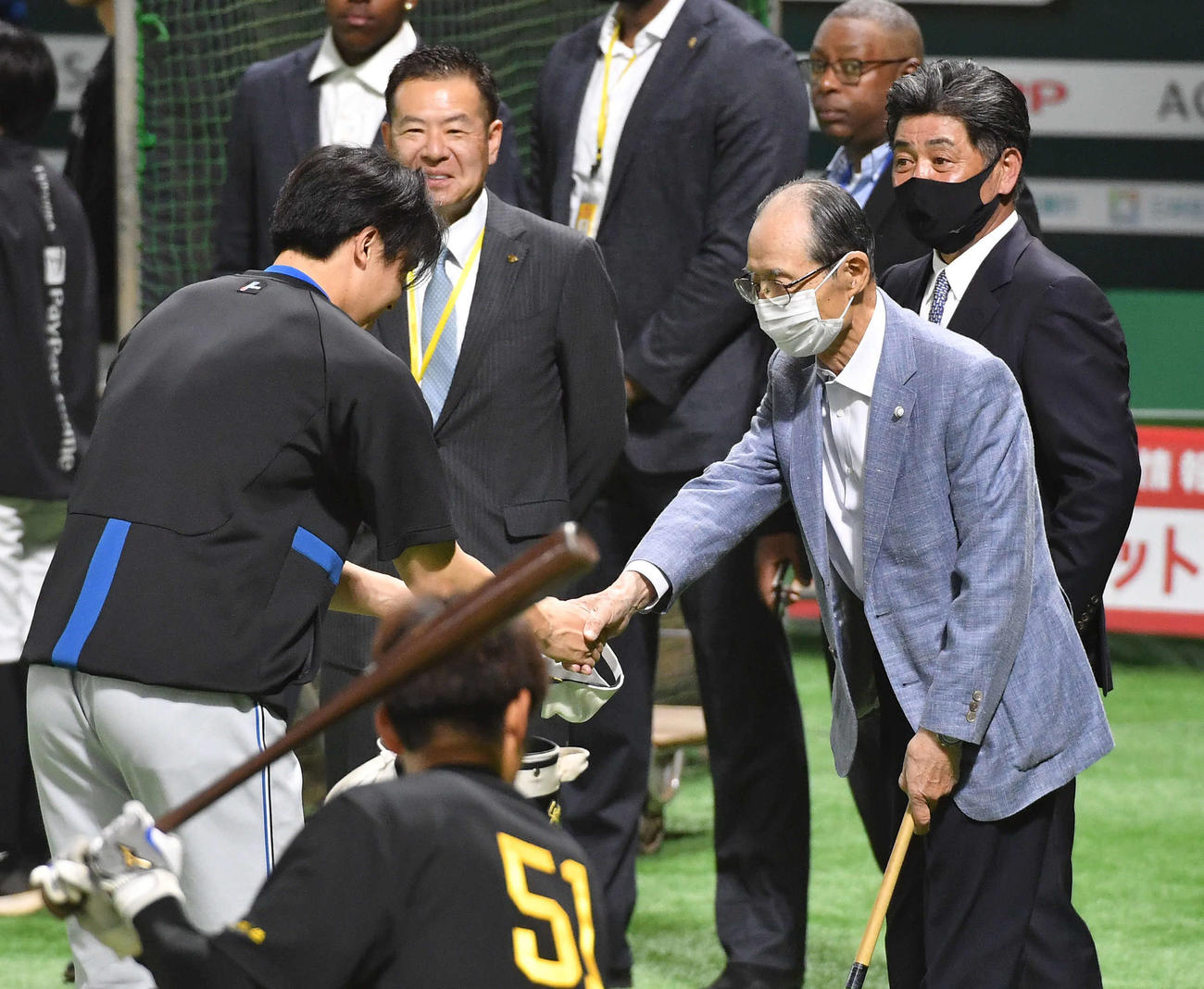 ソフトバンク対日本ハム　ソフトバンク王球団会長（右）と握手を交わす日本ハム田中正（撮影・岩下翔太）