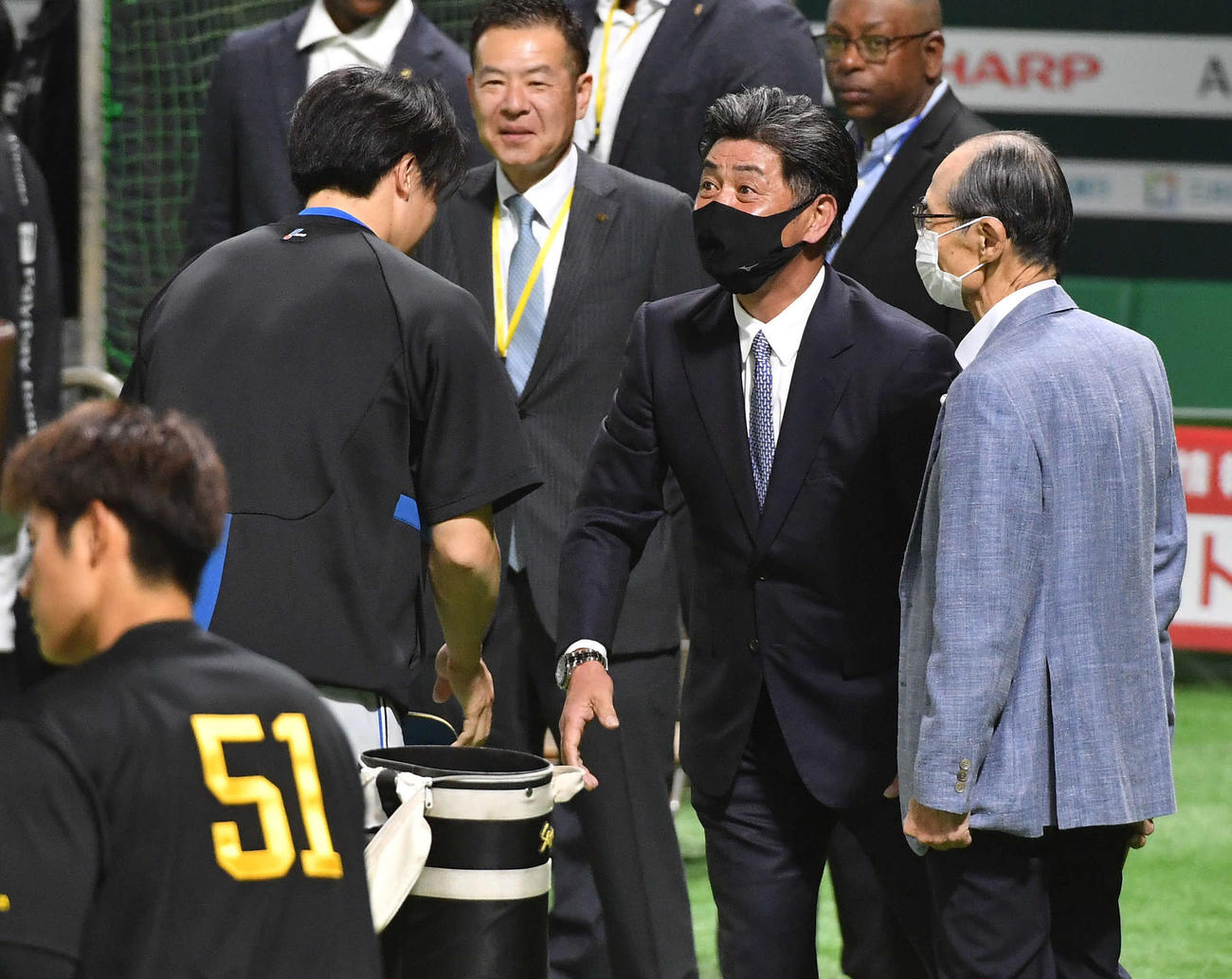 ソフトバンク対日本ハム　日本ハム田中正（左）と話す工藤氏（右から2人目）（撮影・岩下翔太）
