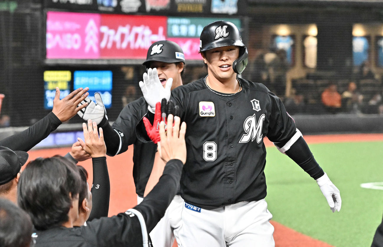 西武対ロッテ　1回表ロッテ1死一塁、先制の2点本塁打を放った中村奨（手前）は生還しチームメートとタッチを交わす（撮影・滝沢徹郎）