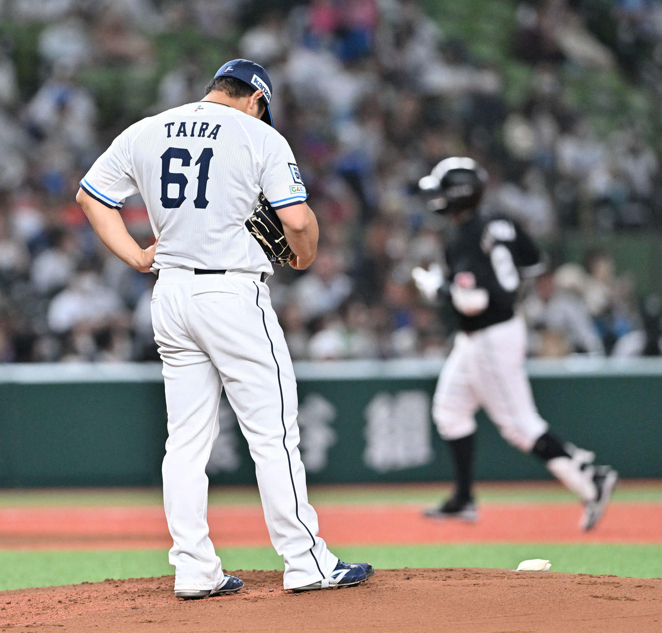 西武対ロッテ　1回表ロッテ1死一塁、中村奨（後方）に先制の2点本塁打を浴び肩を落とす平良（撮影・滝沢徹郎）