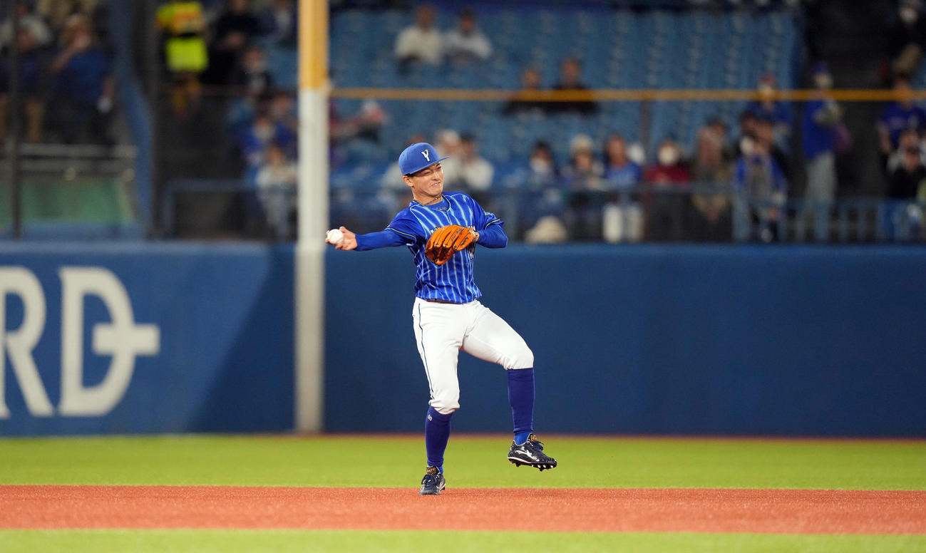 ヤクルト対DeNA 2回裏ヤクルト1死満塁、山田の遊ゴロでで好守を見せる林（撮影・狩俣裕三）