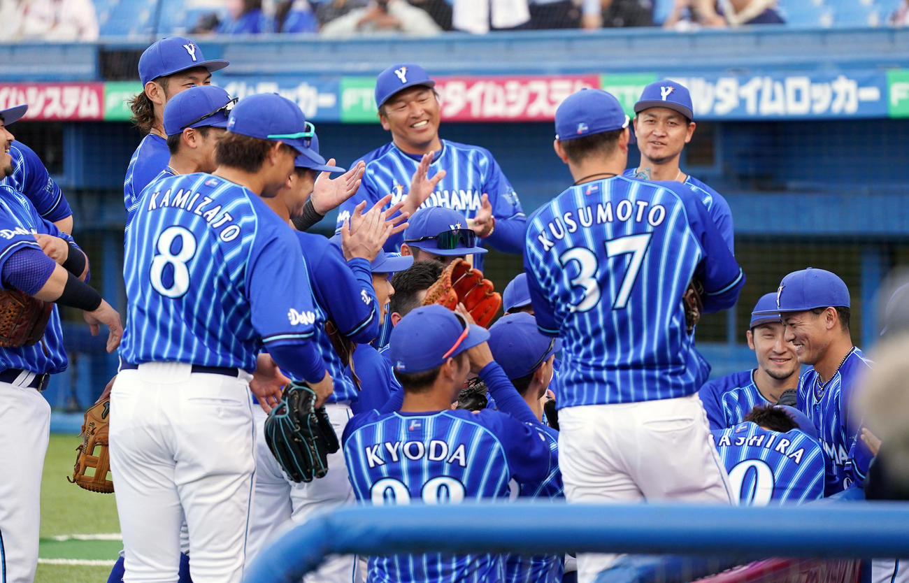 ヤクルト対DeNA　試合前の円陣で声出しする林（右端）（撮影・狩俣裕三）