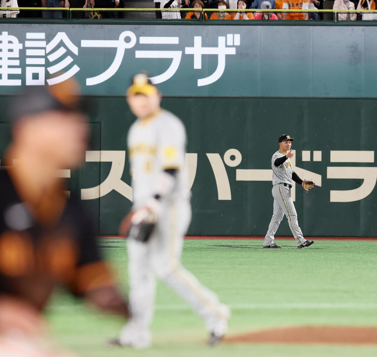 巨人対阪神　4回裏巨人無死二塁、森下は坂本の打球を捕球して三塁へ返球、併殺を決め西勇へ合図を送る（撮影・加藤哉）