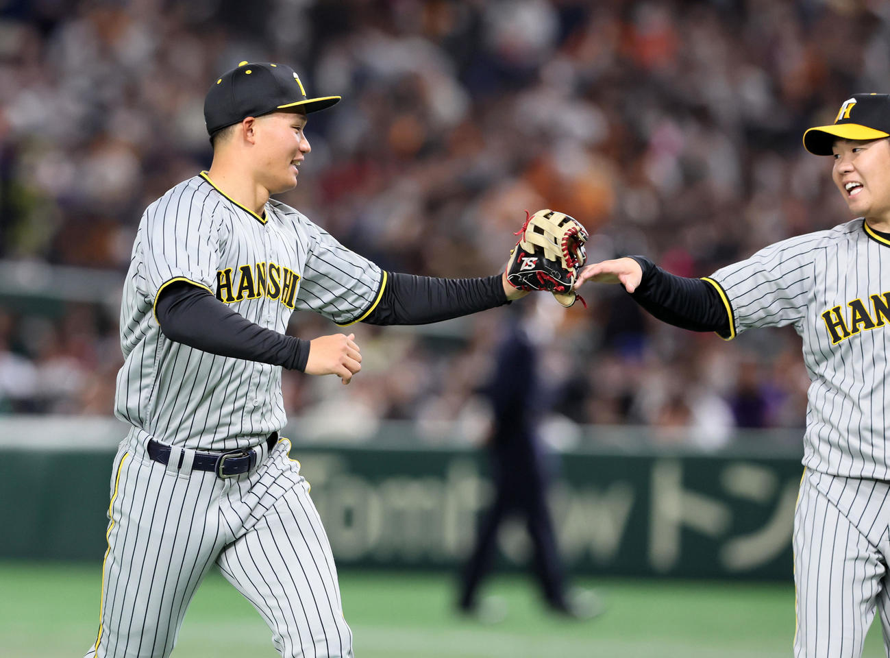 巨人対阪神　4回裏、森下は坂本勇人の打球を捕球しナイス返球を見せ西勇（右）と笑顔でタッチする（撮影・加藤哉）