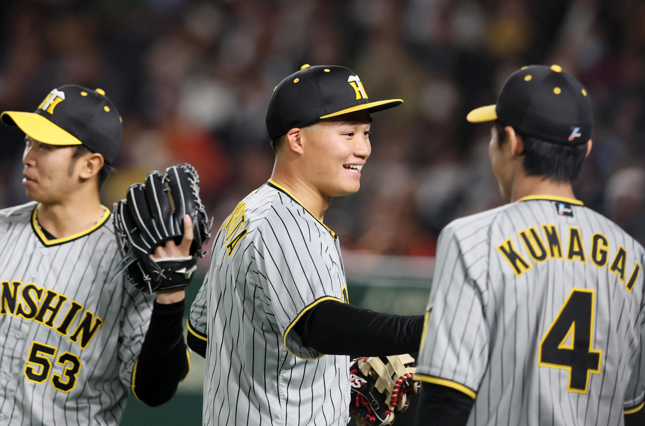 巨人対阪神　4回裏、森下は坂本勇人の打球を捕球しナイス返球を見せナインと笑顔でタッチする（撮影・加藤哉）